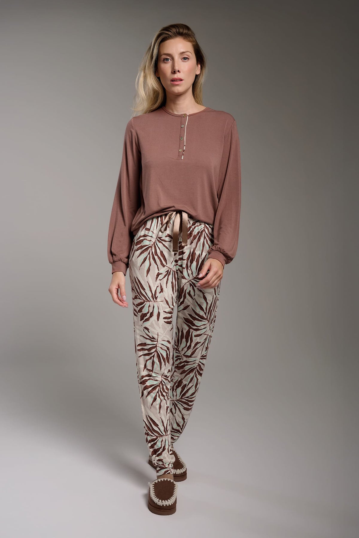 26264-pijama-largo-ligero-mujer-estampado-tropical
