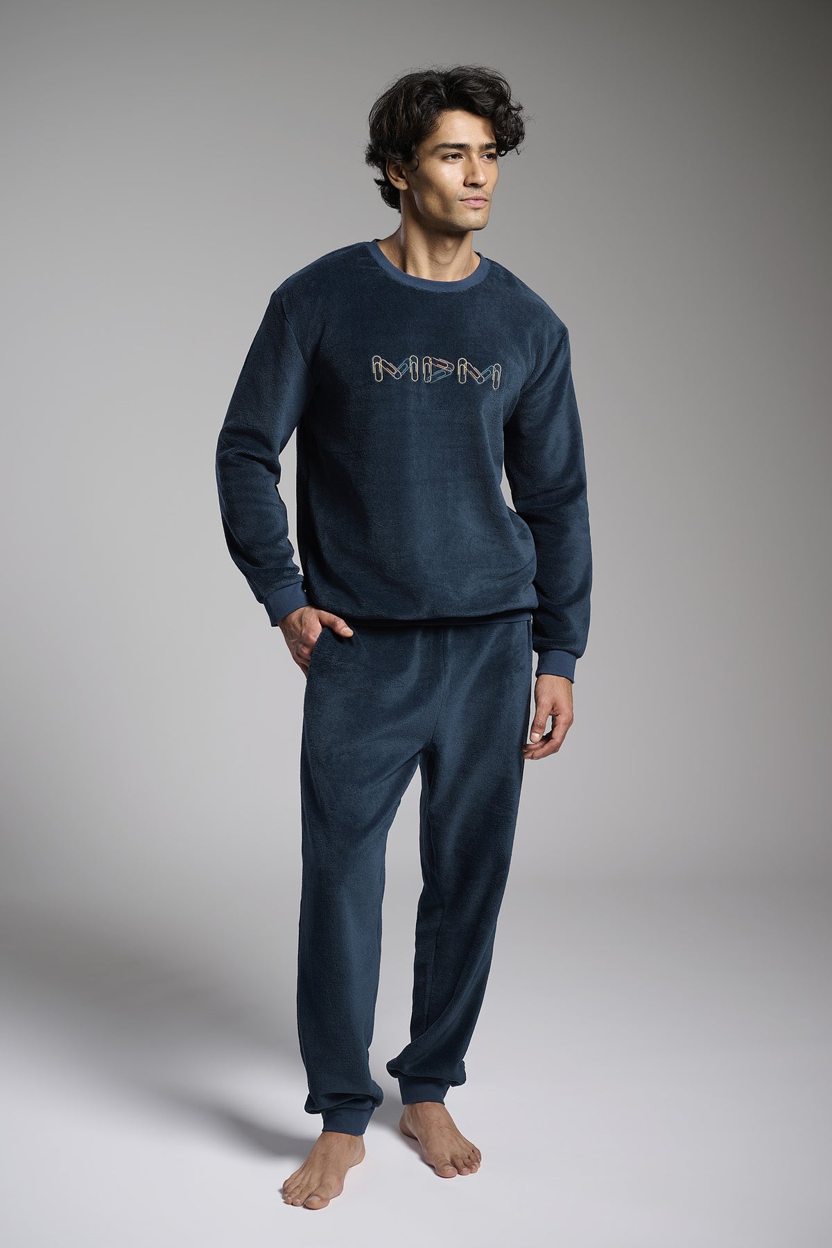 Pijama largo polar coralina hombre detalle bordado azul marino