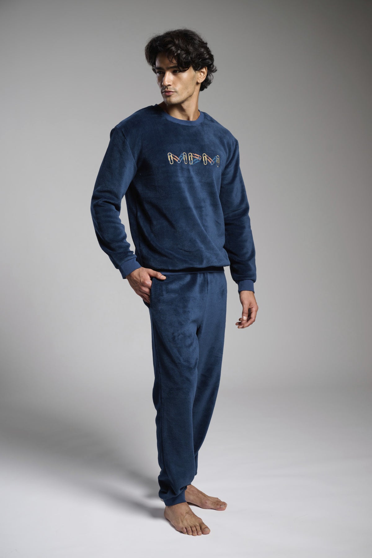 Pijama largo polar coralina hombre detalle bordado azul marino