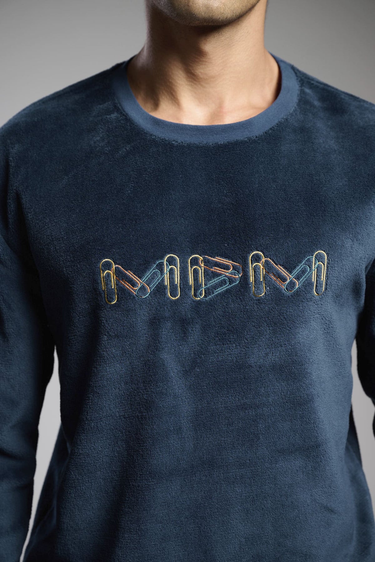 Pijama largo polar coralina hombre detalle bordado azul marino