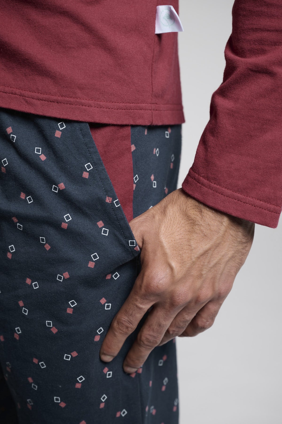Pijama largo hombre algodón detalle bolsillo estampado