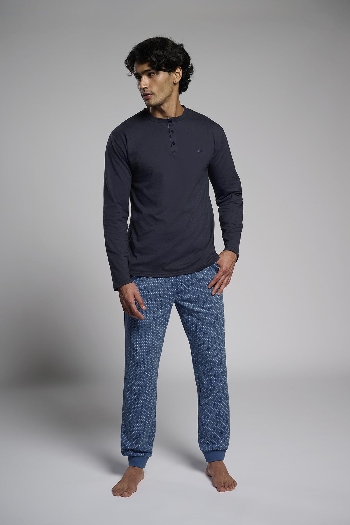Pijama largo camisero hombre algodón cuello panadero  estampado
