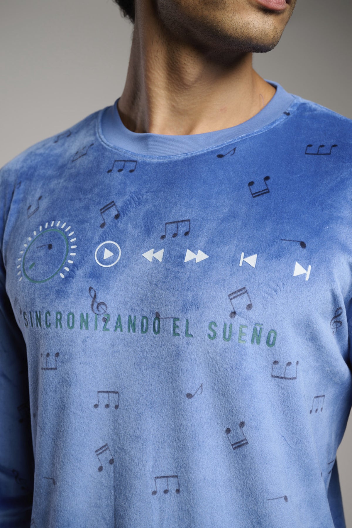 Pijama largo hombre terciopelo  estampado notas musicales