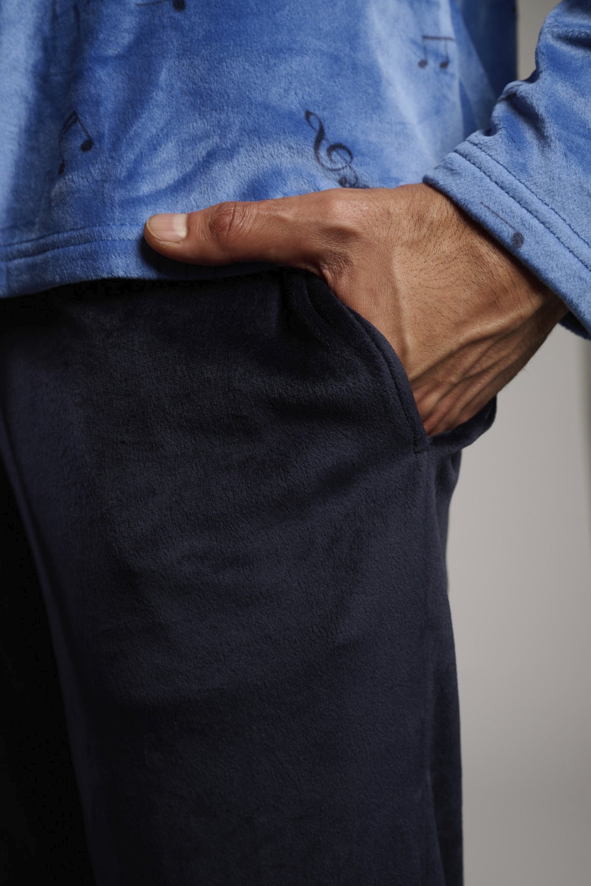 Pijama largo hombre terciopelo  estampado notas musicales