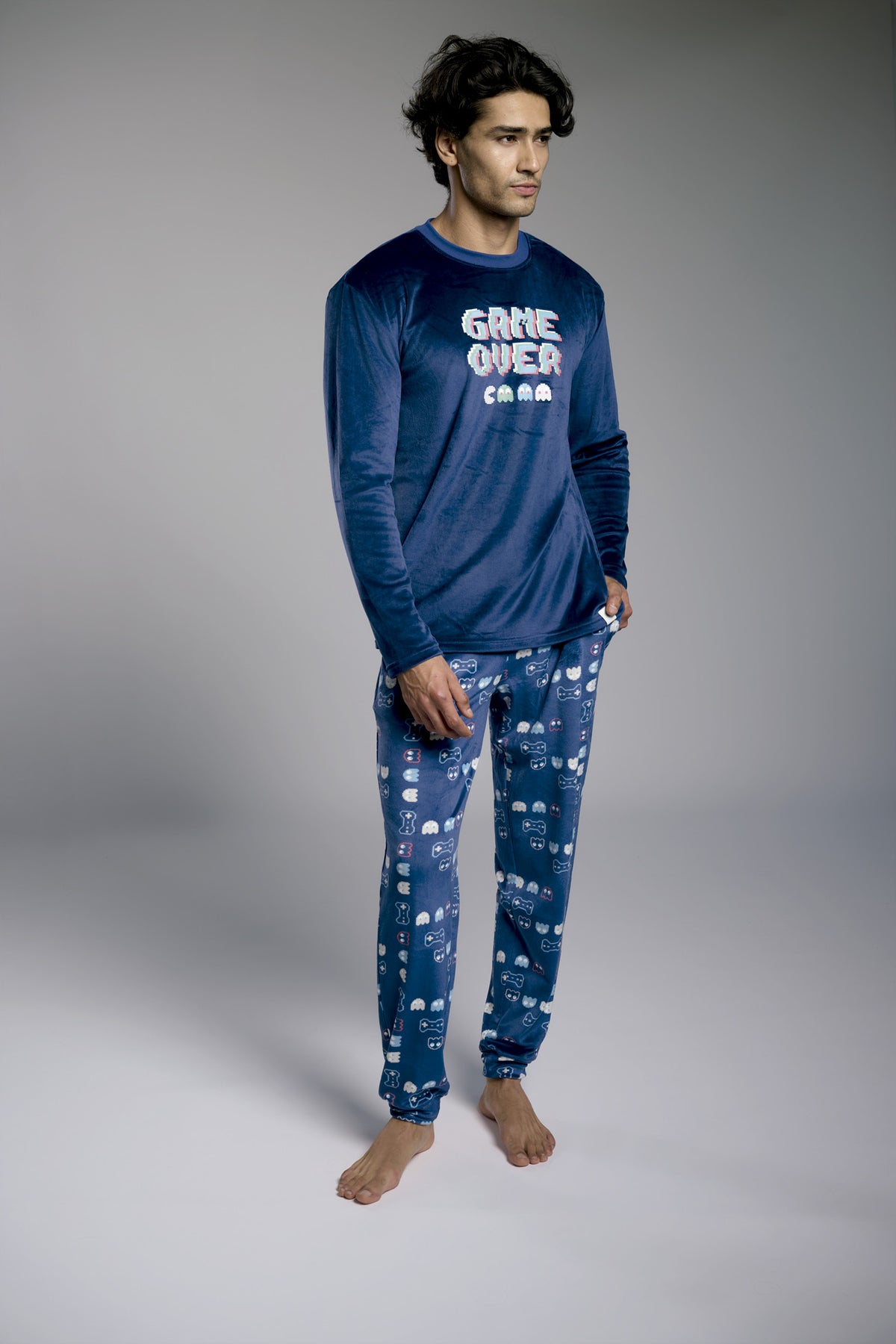 Pijama largo hombre terciopelo estampado Game Over