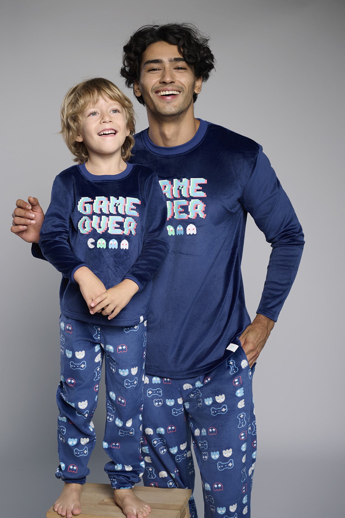 Pijama largo hombre terciopelo estampado Game Over