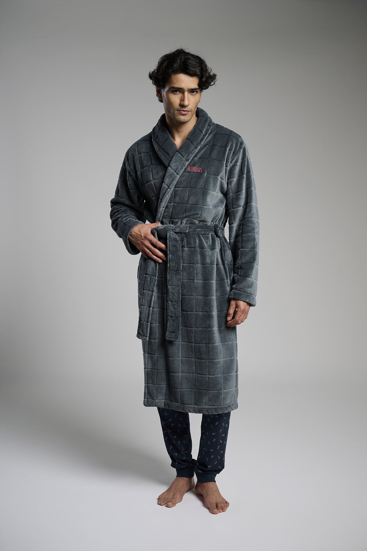 Bata larga polar coralina hombre relieve cuadros gris