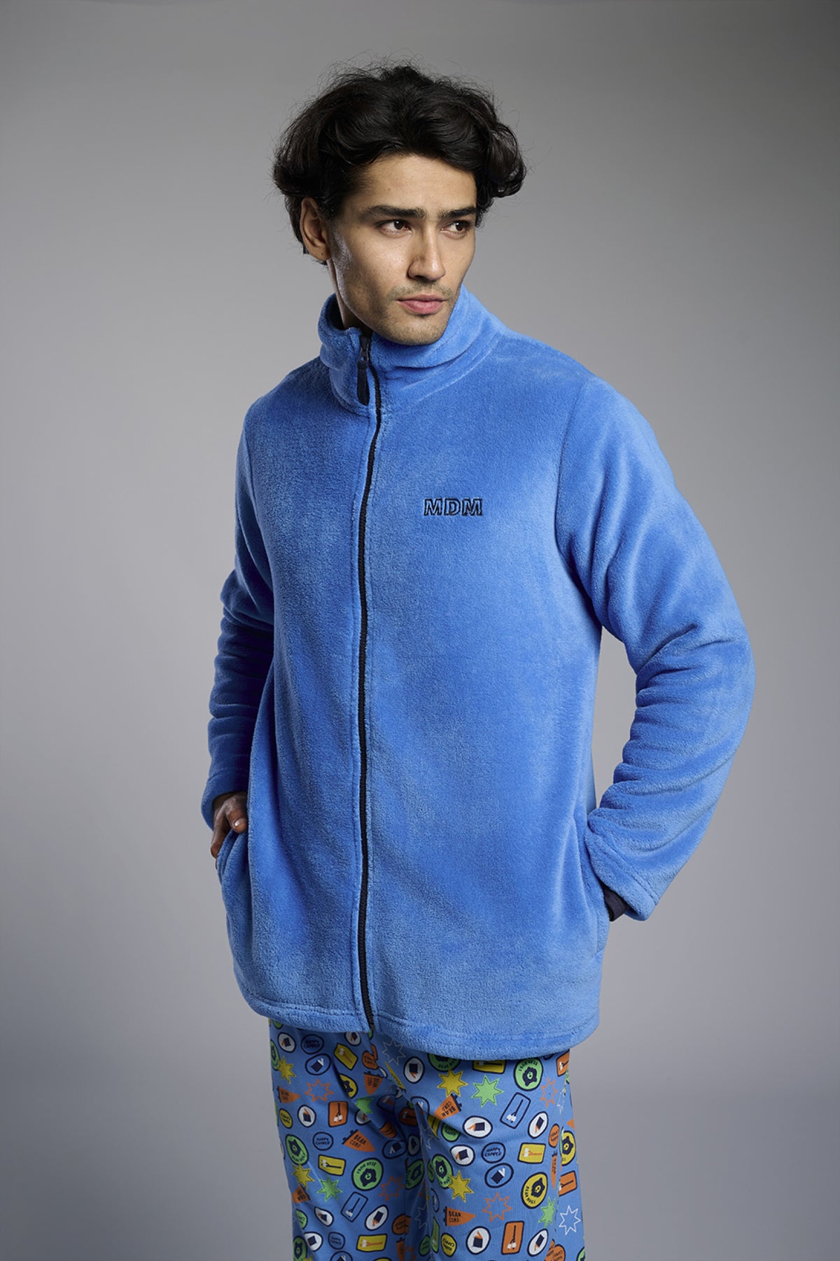 Bata corta polar coralina hombre detalle bordado azul