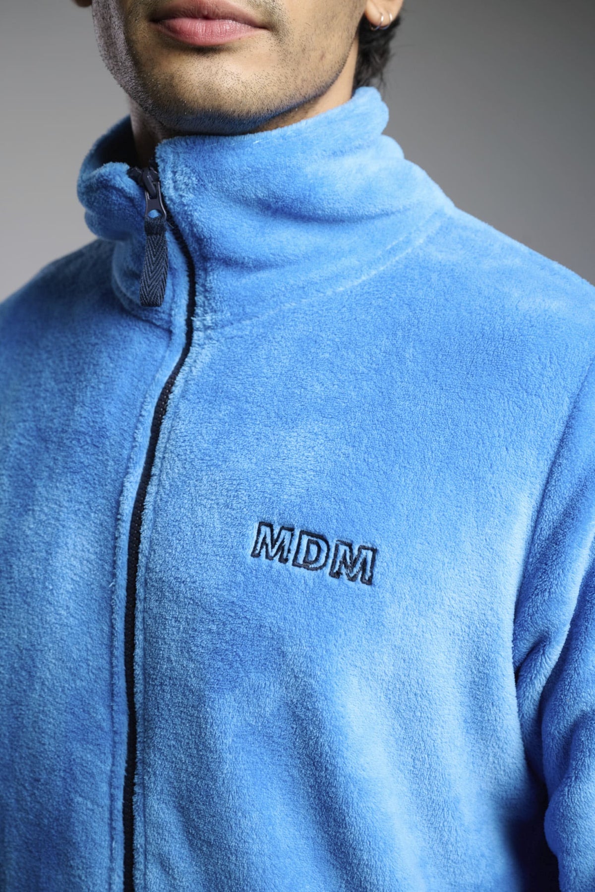 Bata corta polar coralina hombre detalle bordado azul