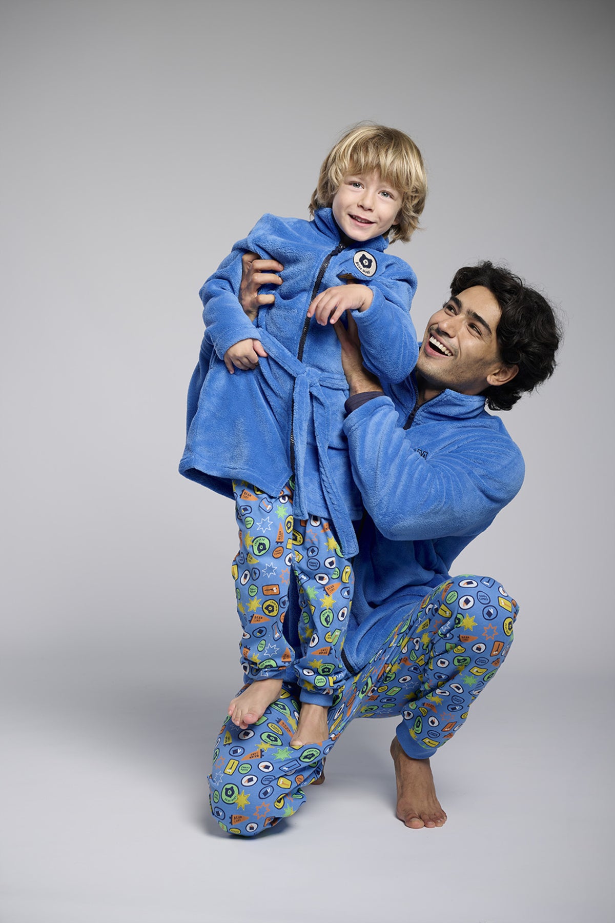 Bata corta polar coralina hombre detalle bordado azul