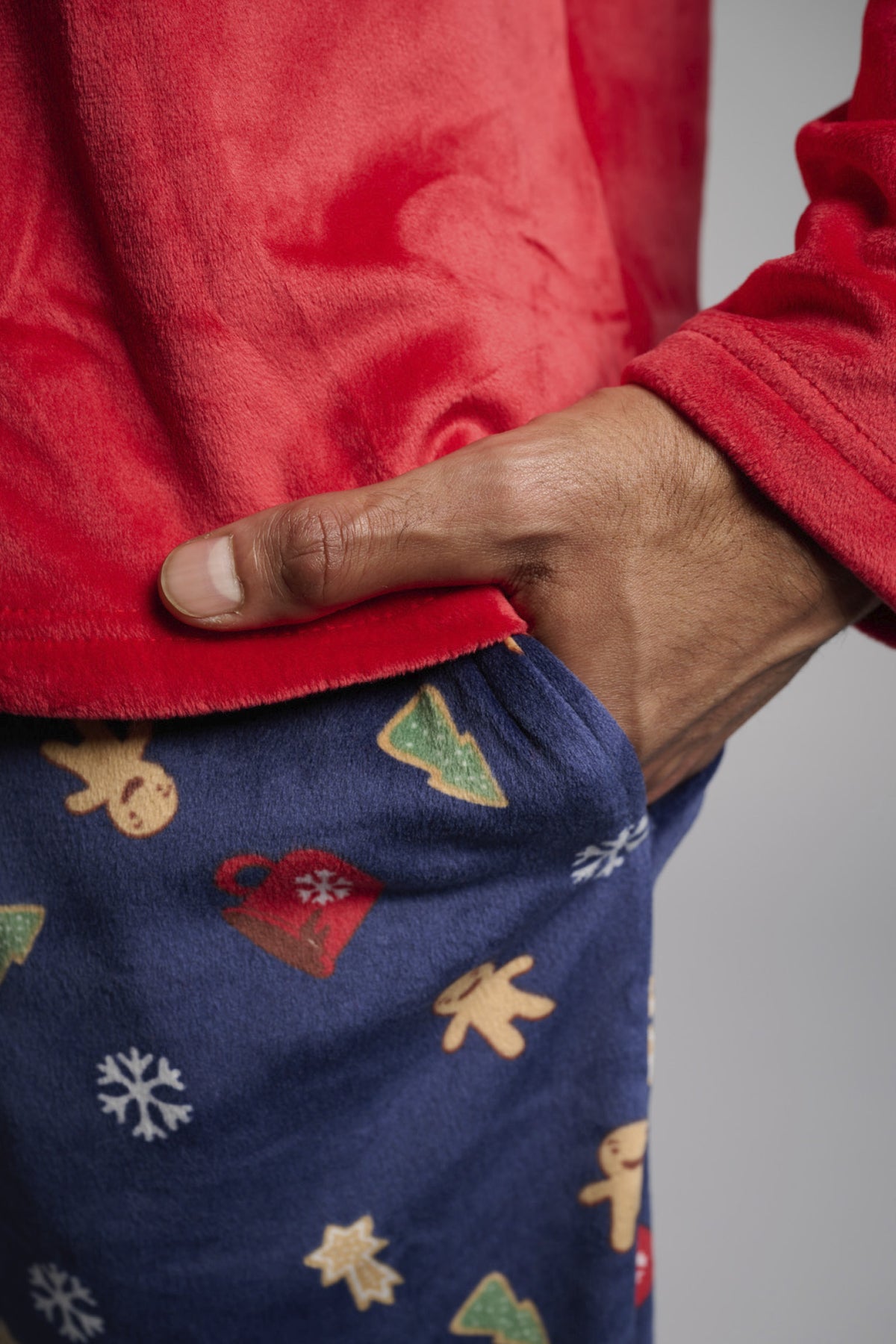 Pijama largo terciopelo hombre navidad estampado galletas de jengibre