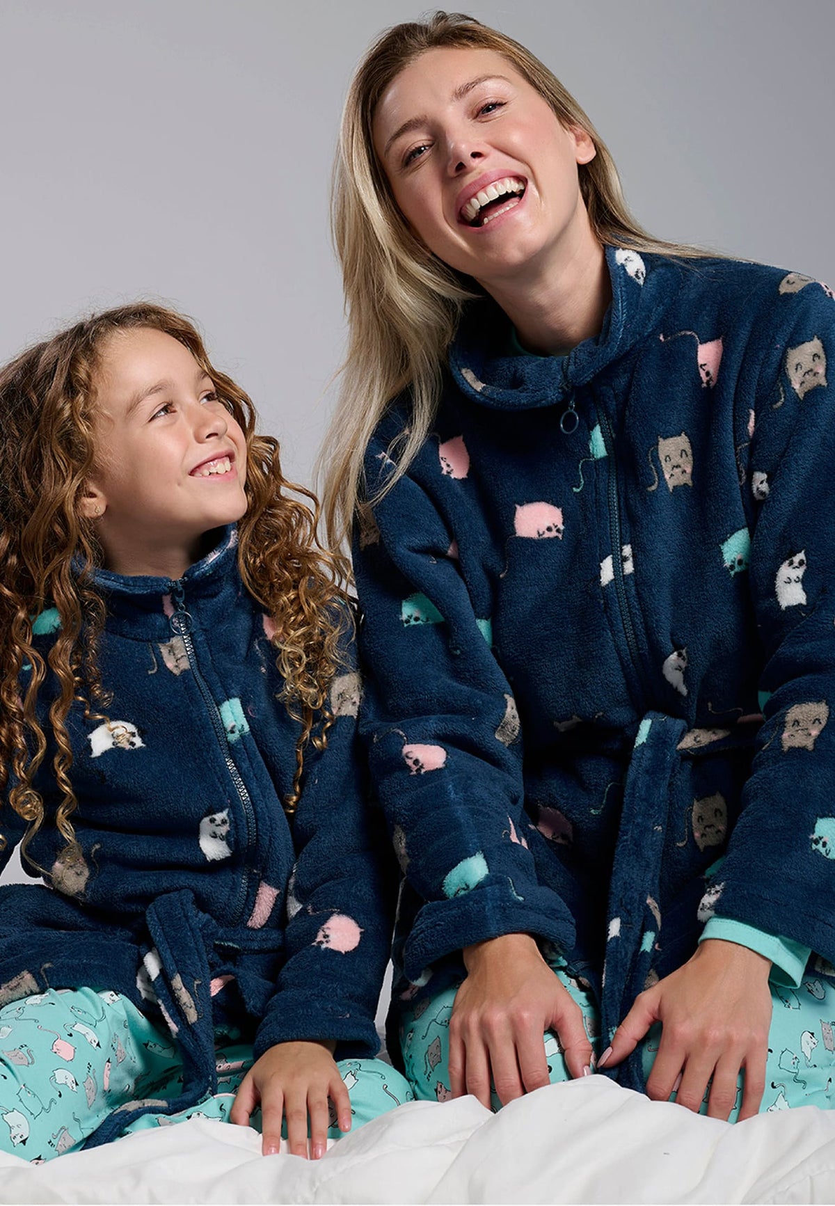 Bata infantil polar coralina niña estampado gatos