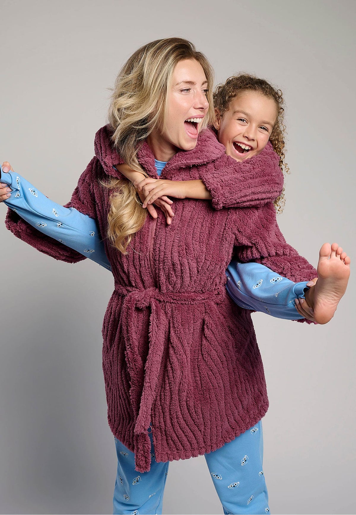 Bata infantil polar coralina niña con cuello y relieve rosa