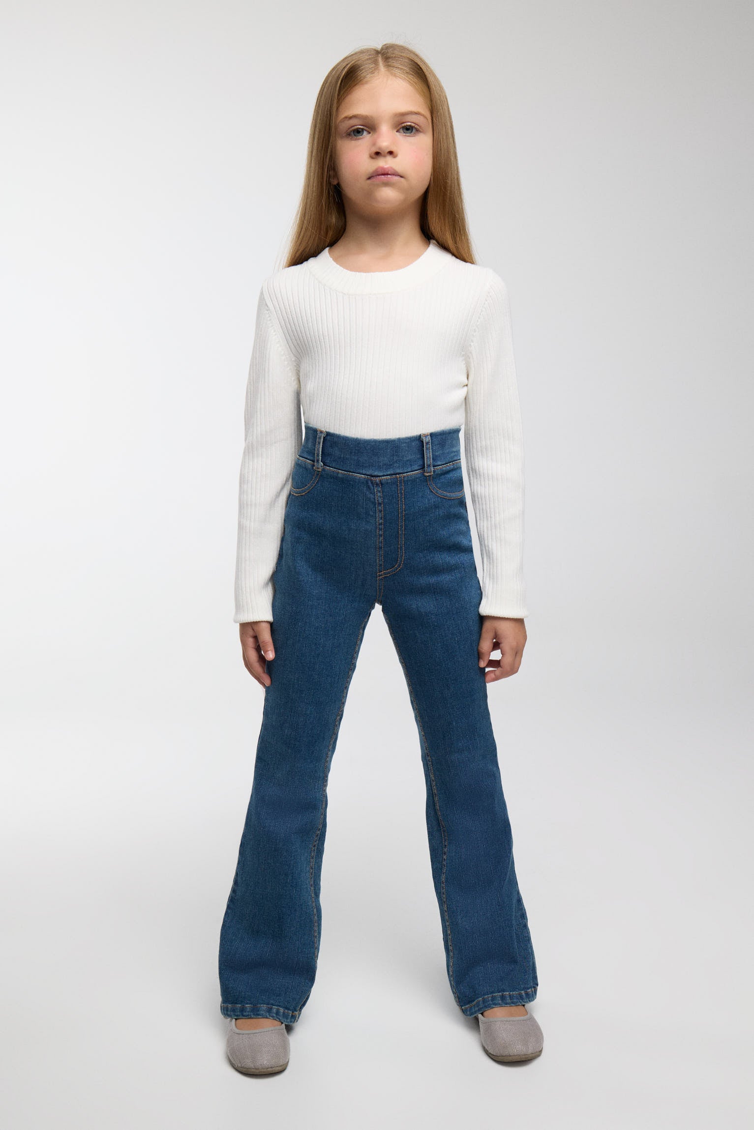 Pantalón niña vaquero acampanado