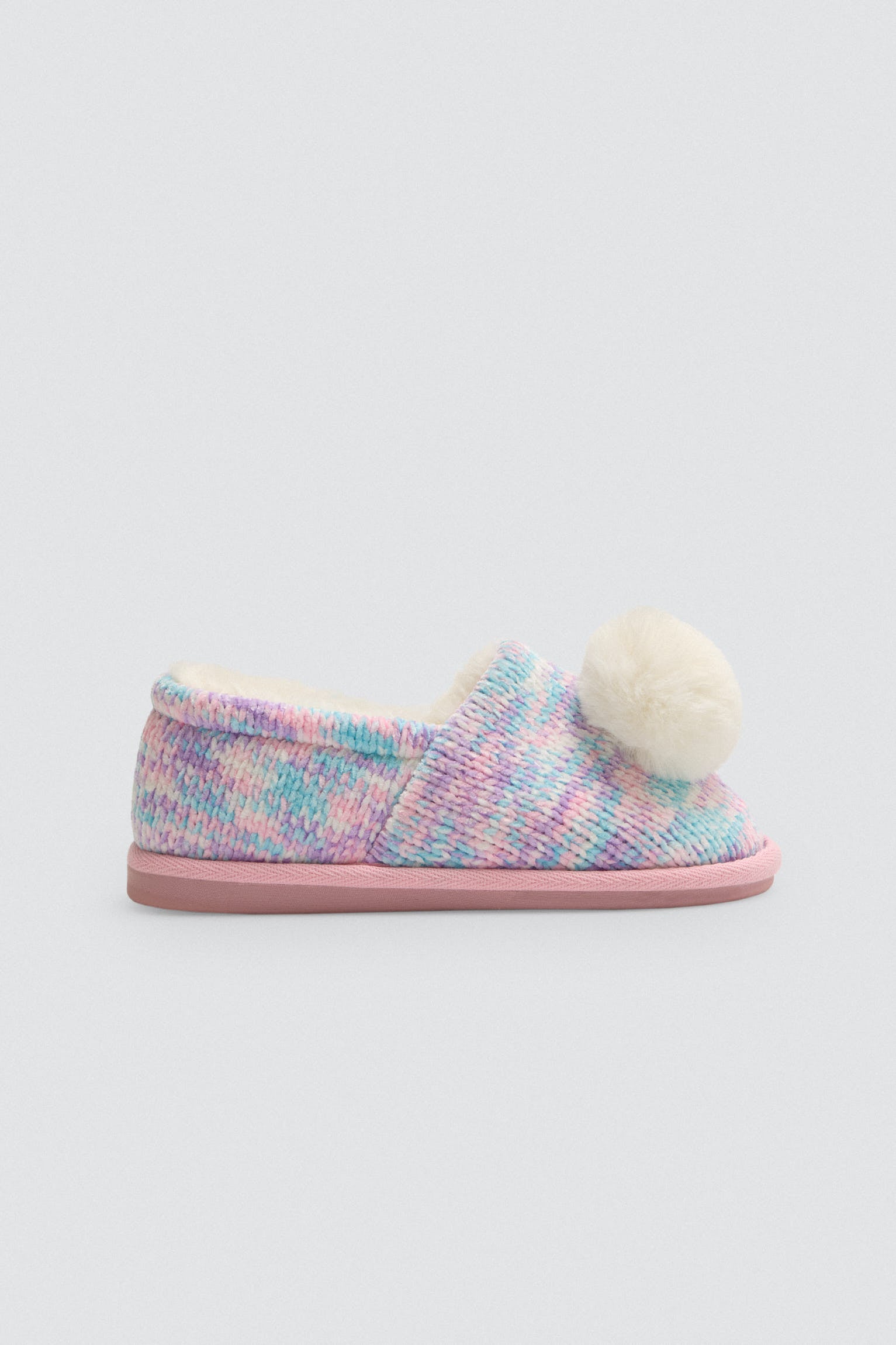 34037-1-zapatillas-de-casa-coloridas-con-pompon-y-tejido-trenzado