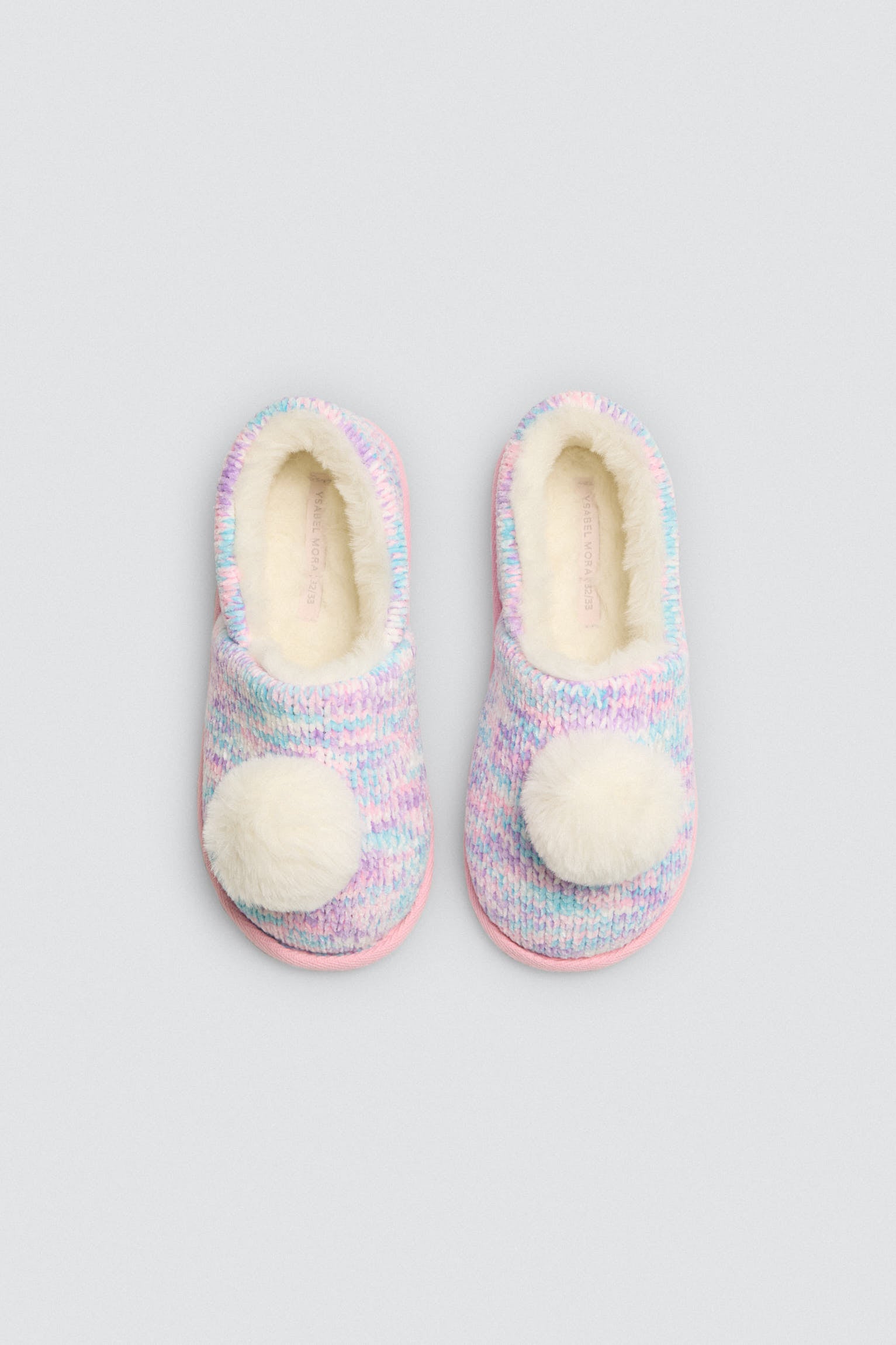 34037-3-zapatillas-de-casa-coloridas-con-pompon-y-tejido-trenzado