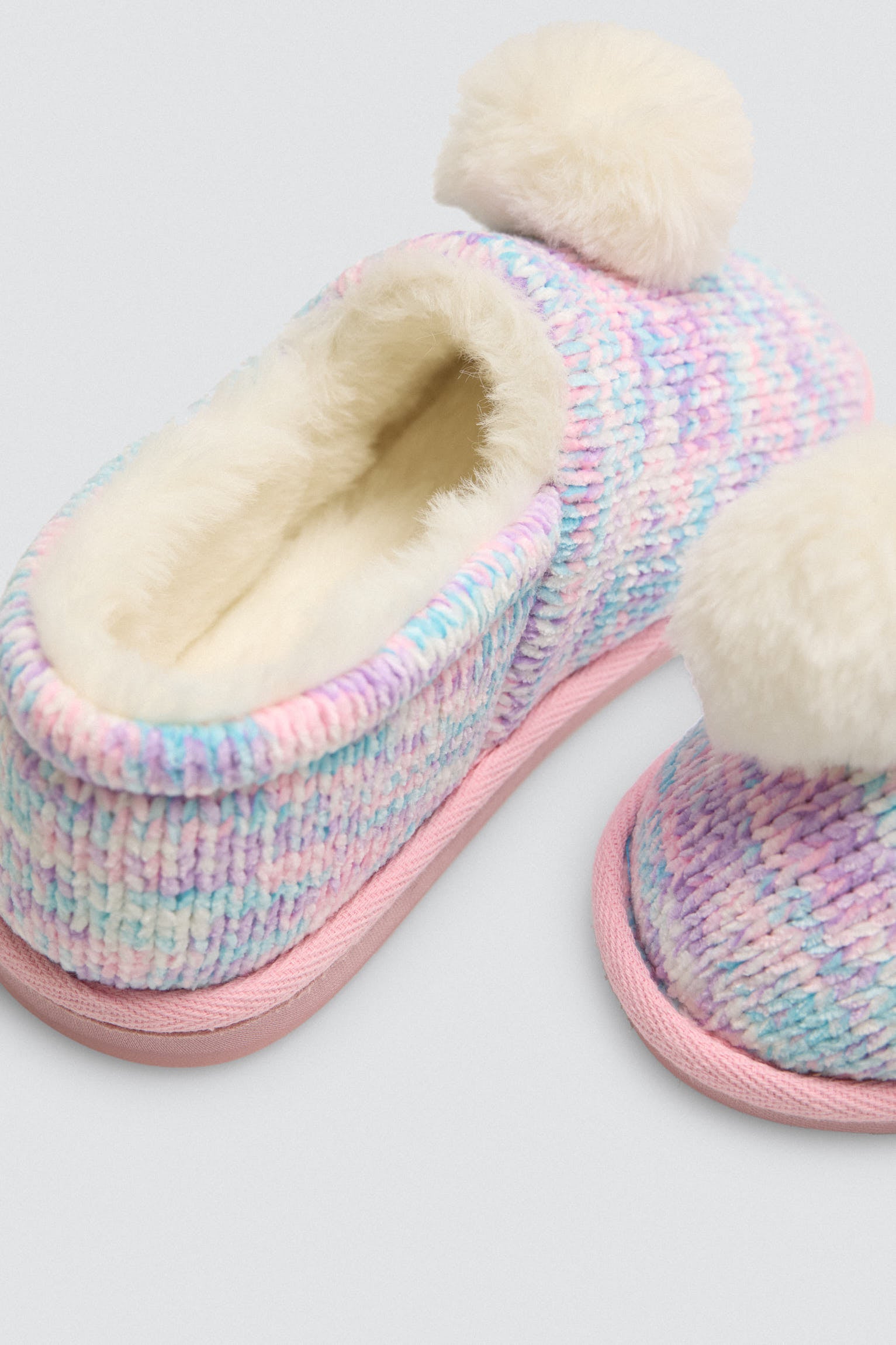 34037-4-zapatillas-de-casa-coloridas-con-pompon-y-tejido-trenzado