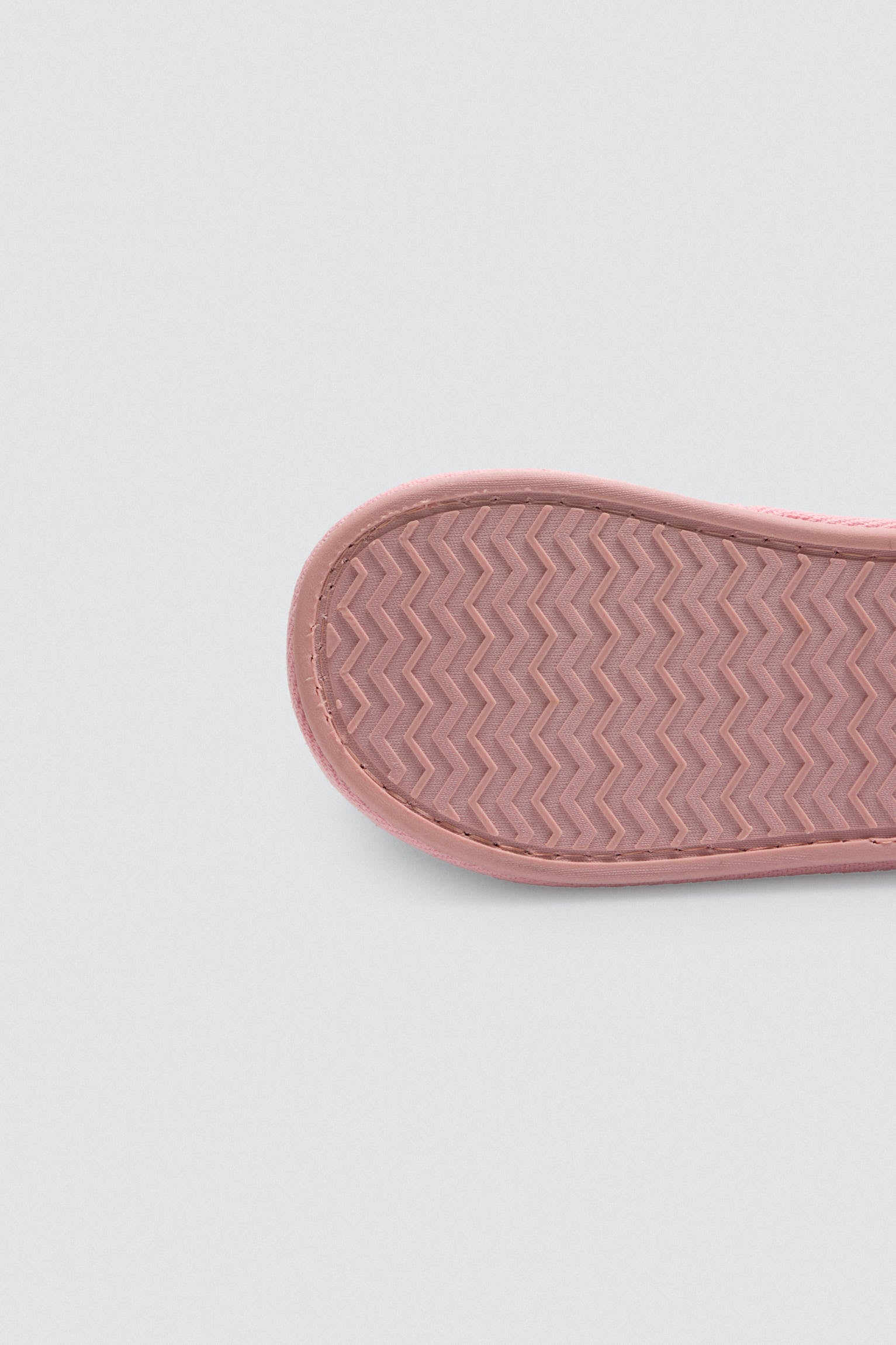 34037-5-zapatillas-de-casa-coloridas-con-pompon-y-tejido-trenzado