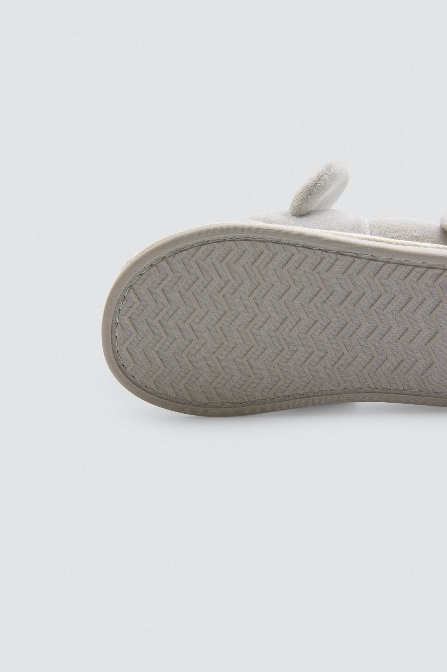 34038-5-zapatillas-de-casa-infantiles-mono-y-orejas-3d