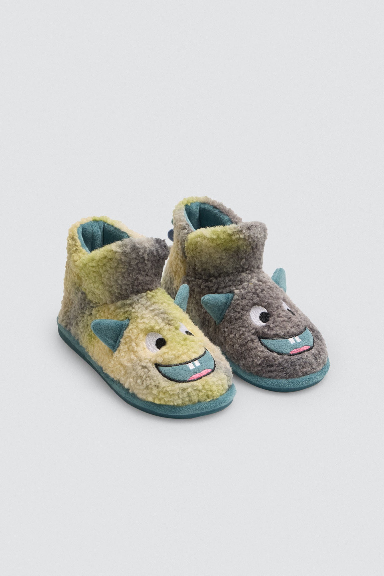 44046-2-zapatillas-de-casa-infantiles-monstruo-con-detalles-3d