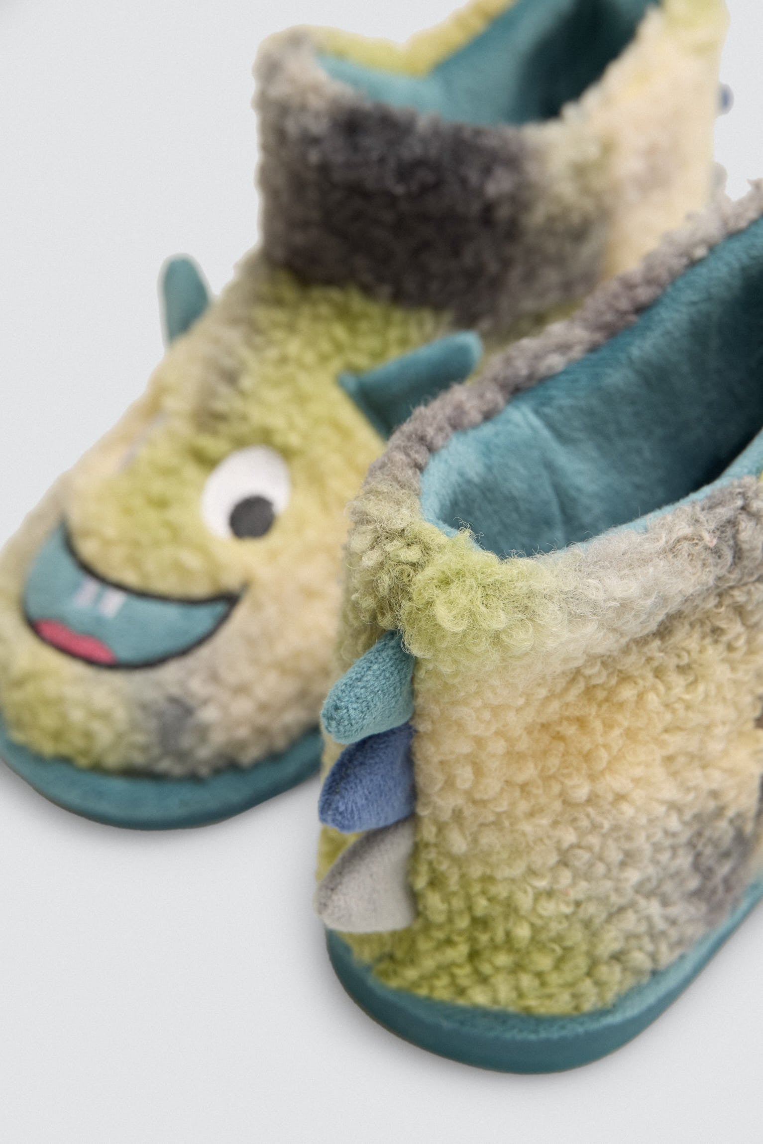 44046-4-zapatillas-de-casa-infantiles-monstruo-con-detalles-3d