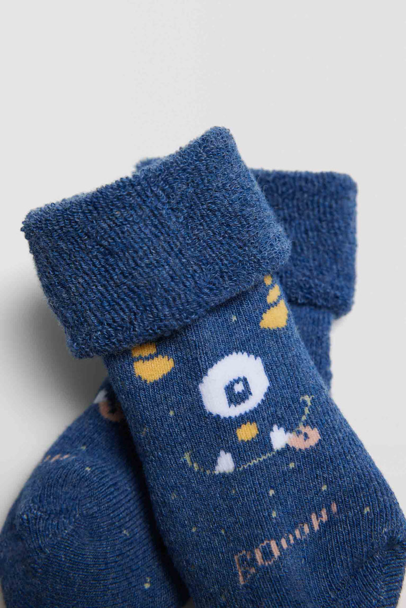 Calcetines de bebé de lana realistas. calcetines de niño recién nacido azul  para invitación de fiesta de cumpleaños, tarjeta de felicitación.