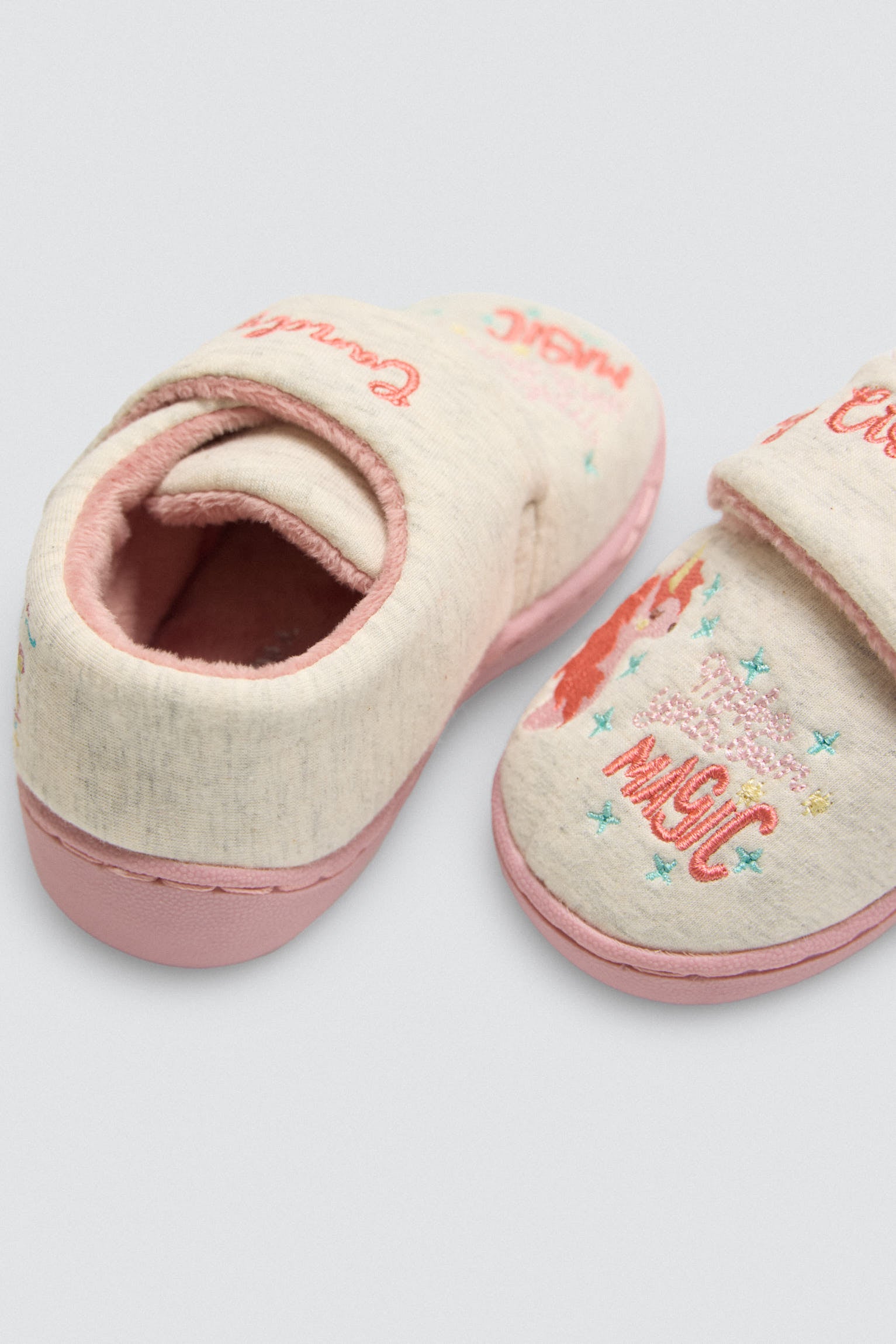 54037-4-zapatillas-de-bebe-velcro-estampado-unicornios