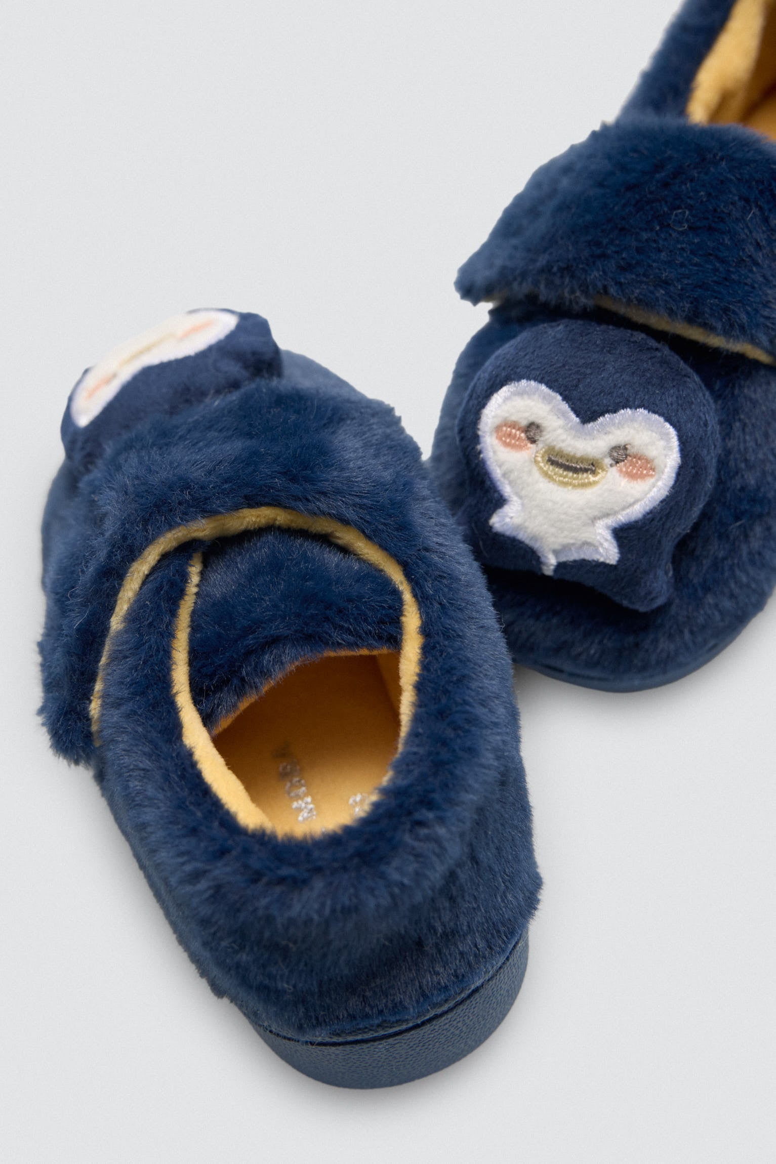 54039-4-zapatillas-de-bebe-velcro-pinguino-bordado