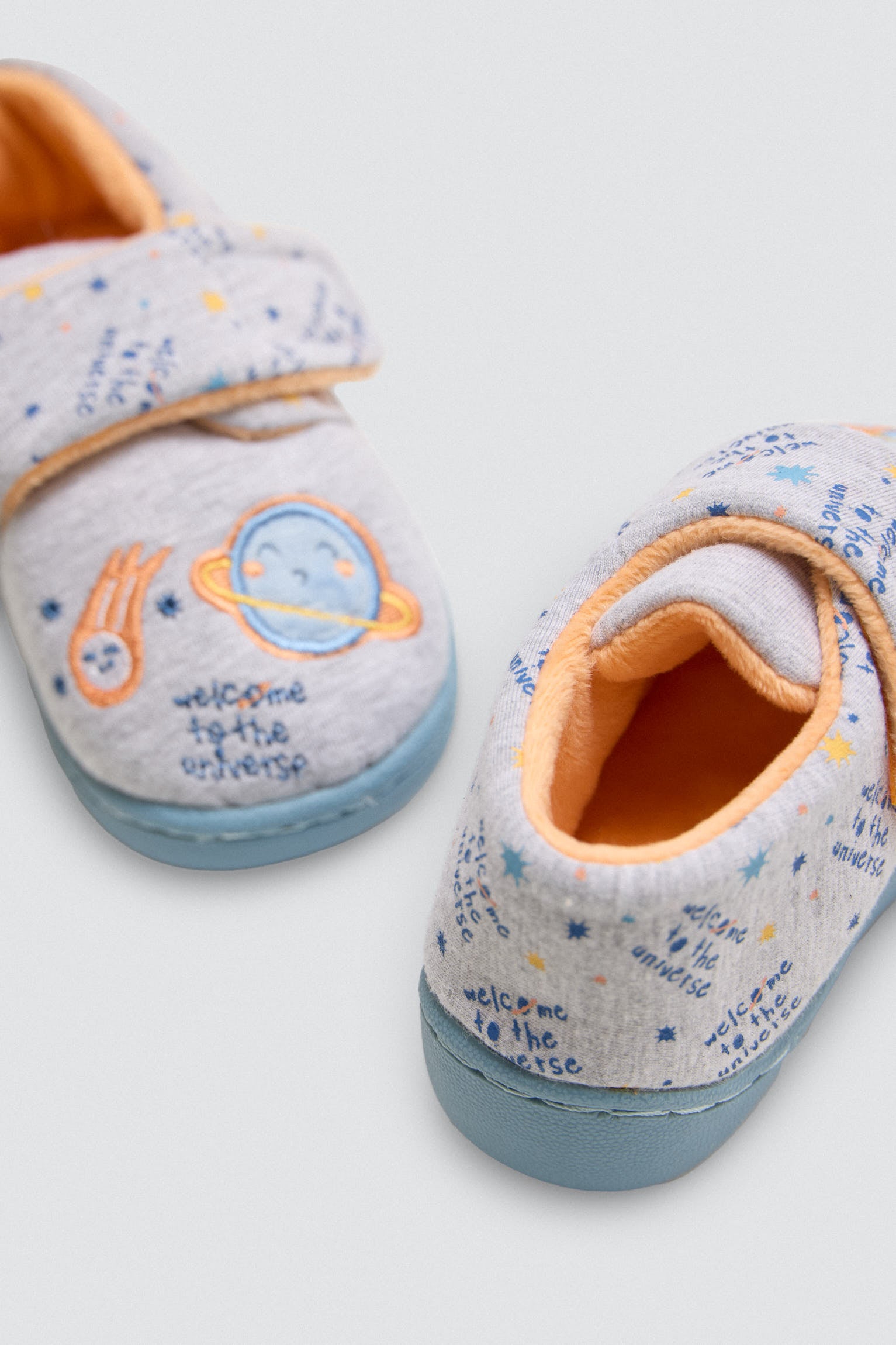 54040-4-zapatillas-de-bebe-estampado-cosmico