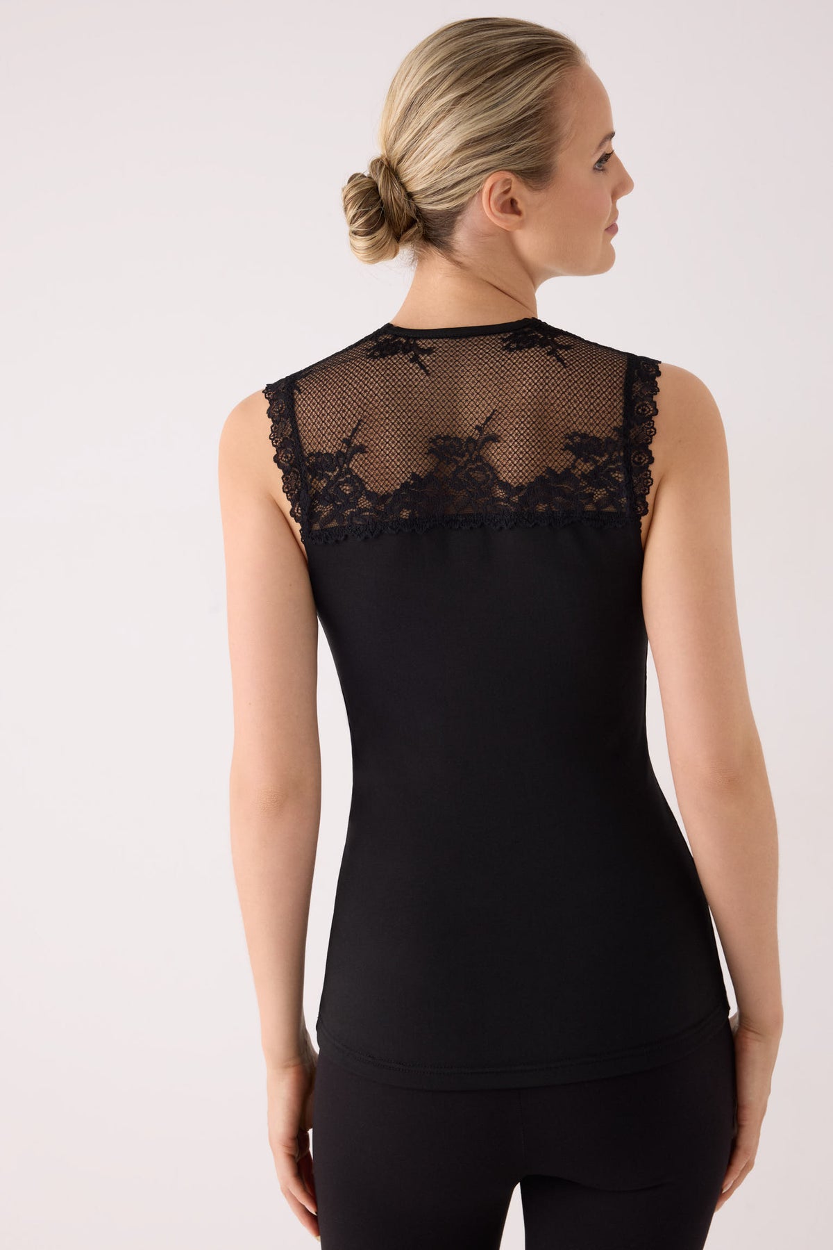 TÉRMICO Camiseta mujer sin mangas con encaje negro