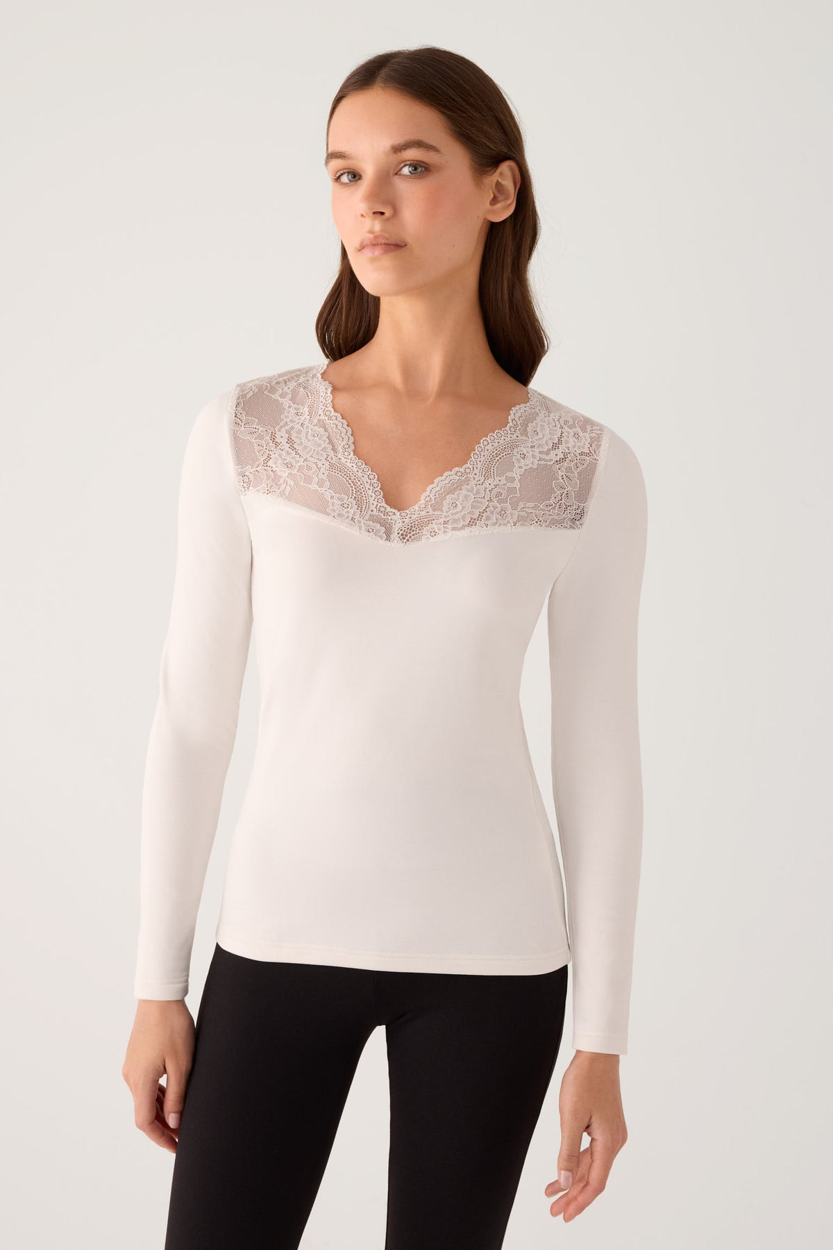 TÉRMICO Camiseta mujer manga larga escote V con encaje marfil