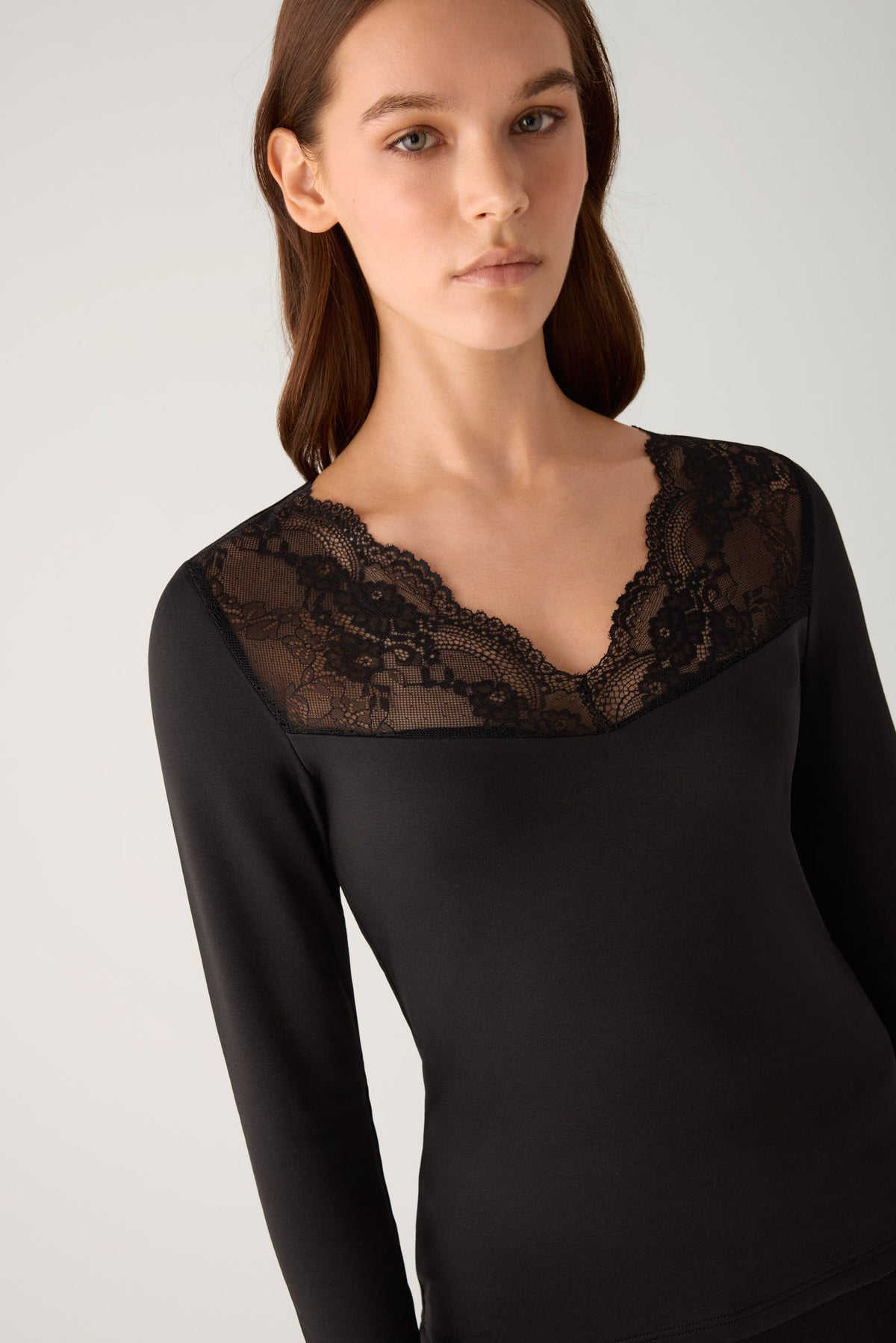 TÉRMICO Camiseta mujer manga larga escote V con encaje negro