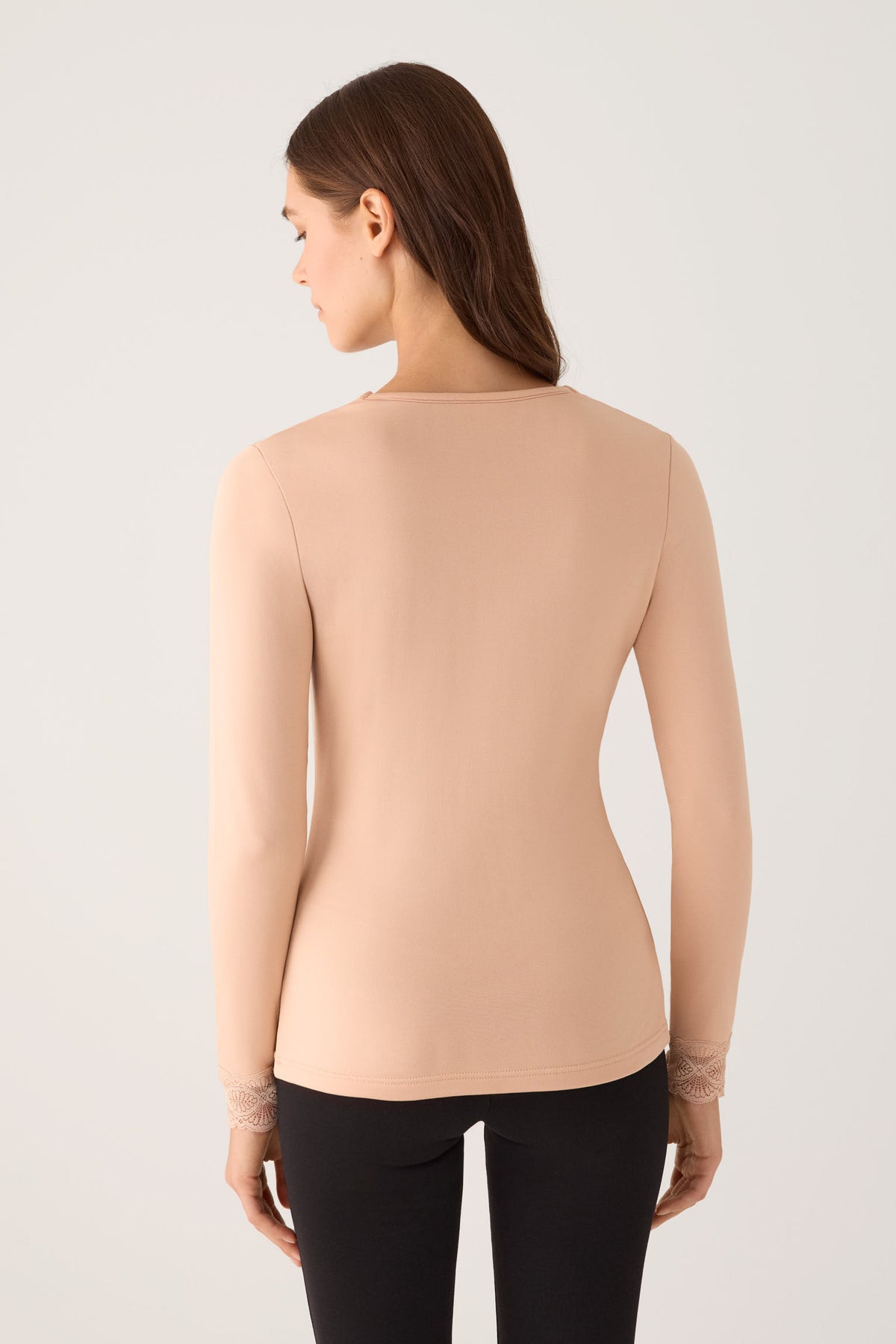 TÉRMICO Camiseta mujer manga larga encaje en escote y puños nude