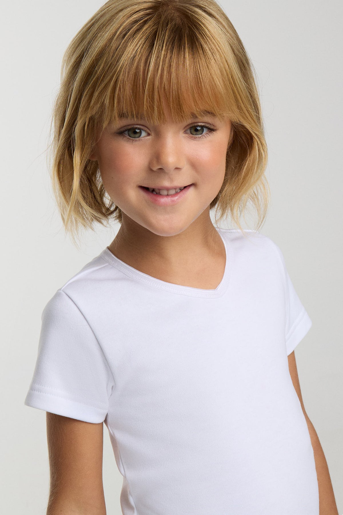 TÉRMICO LIGERO Camiseta infantil manga corta cuello pico blanco