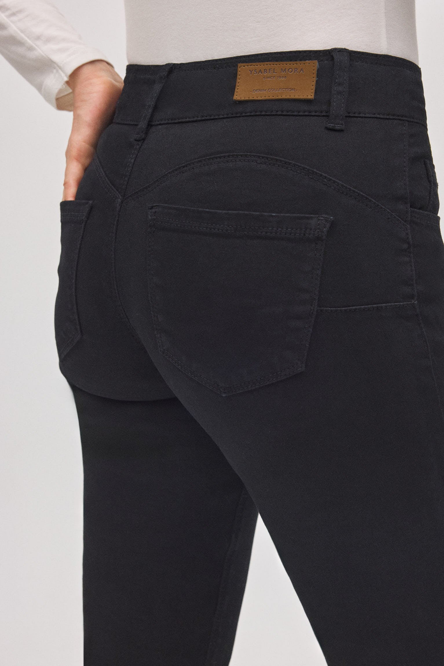 70460-5-pantalones-vaqueros-efecto-push-up-slim-negro-ysabel-mora