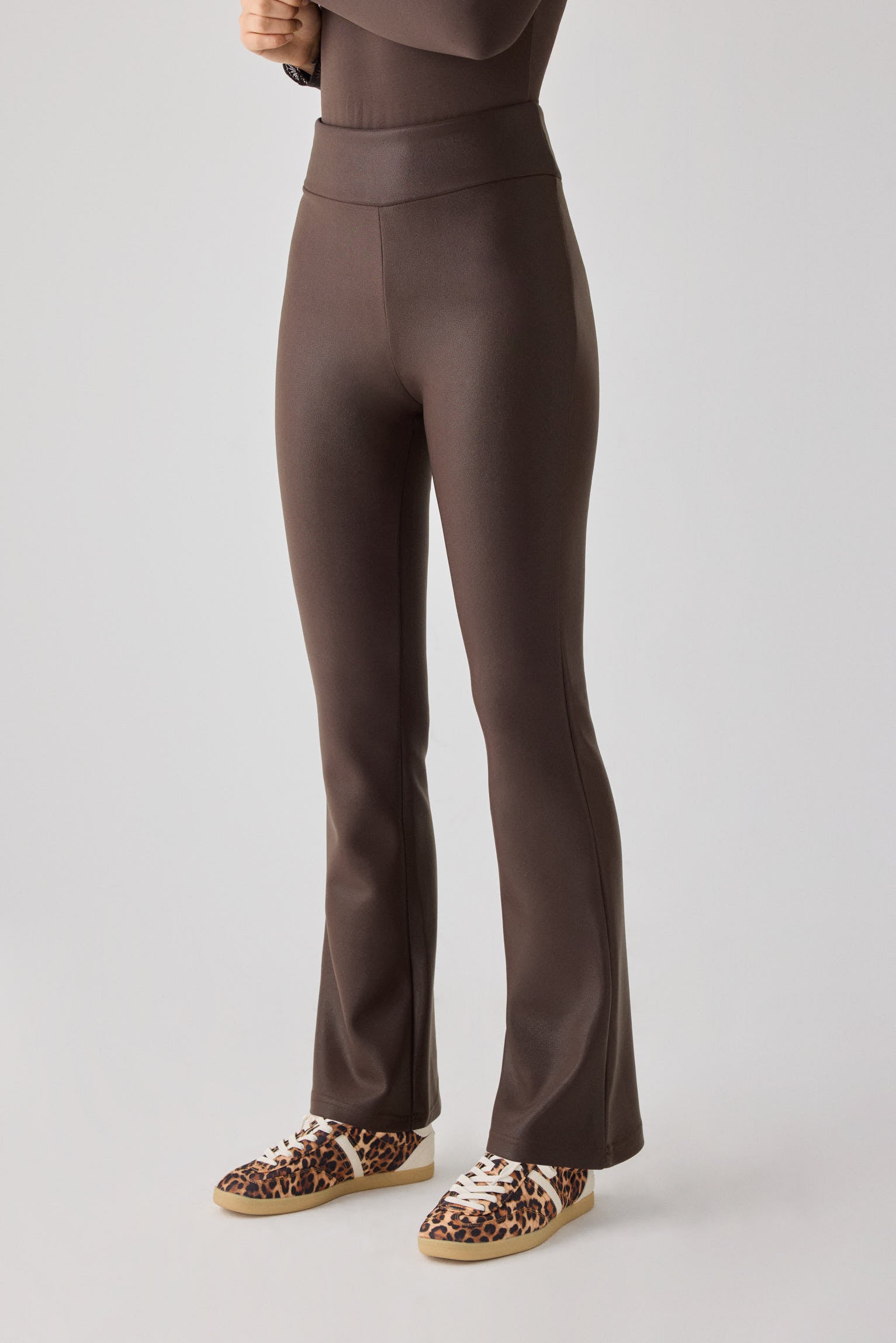 70466-dark-chocolate-leggings-mujer-termico-acampanados-efecto-piel-marron-chocolate