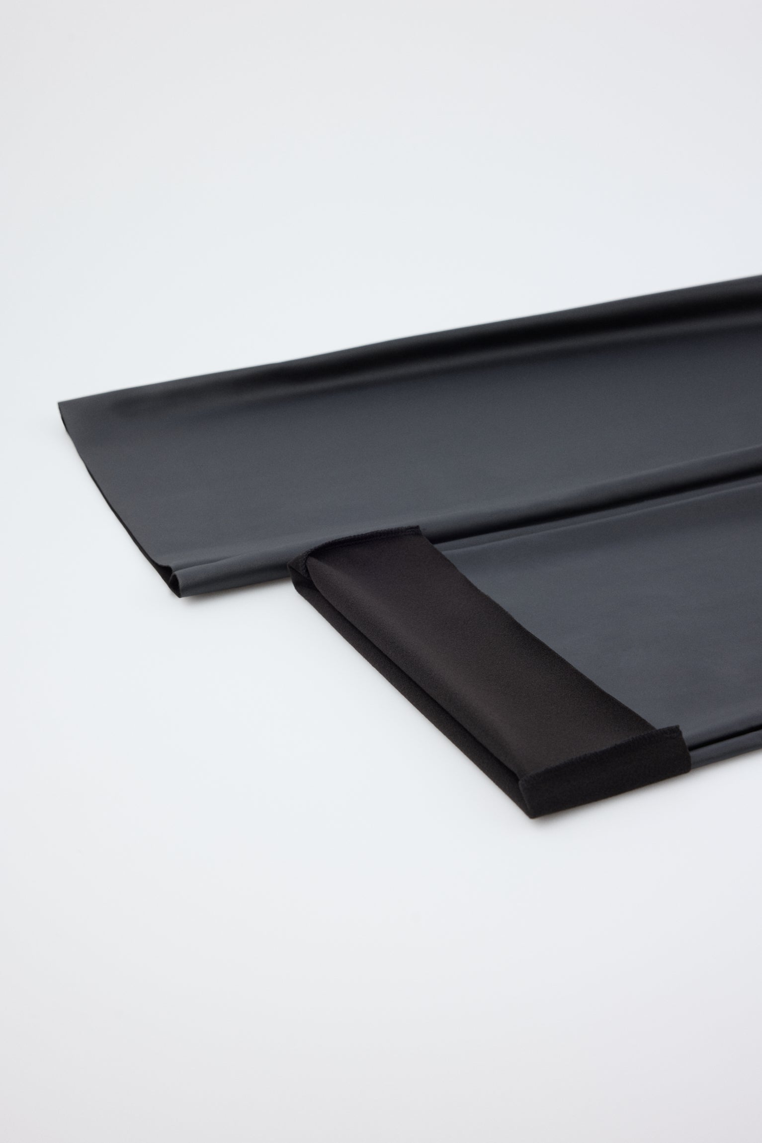 Leggings acampanados efecto piel con control abdominal negros