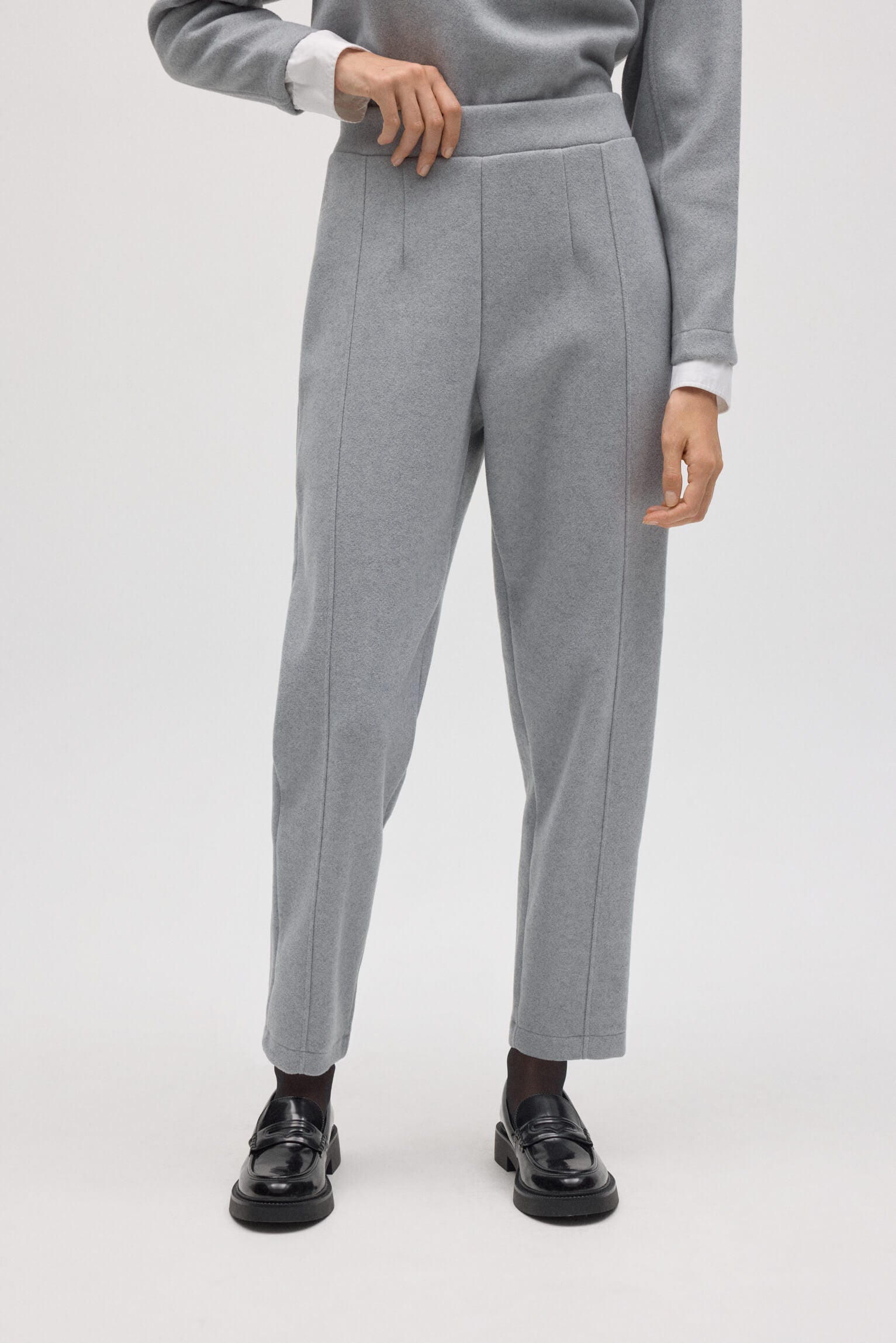 70665-2-pantalon-calido-slim-fit-con-estructura-gris