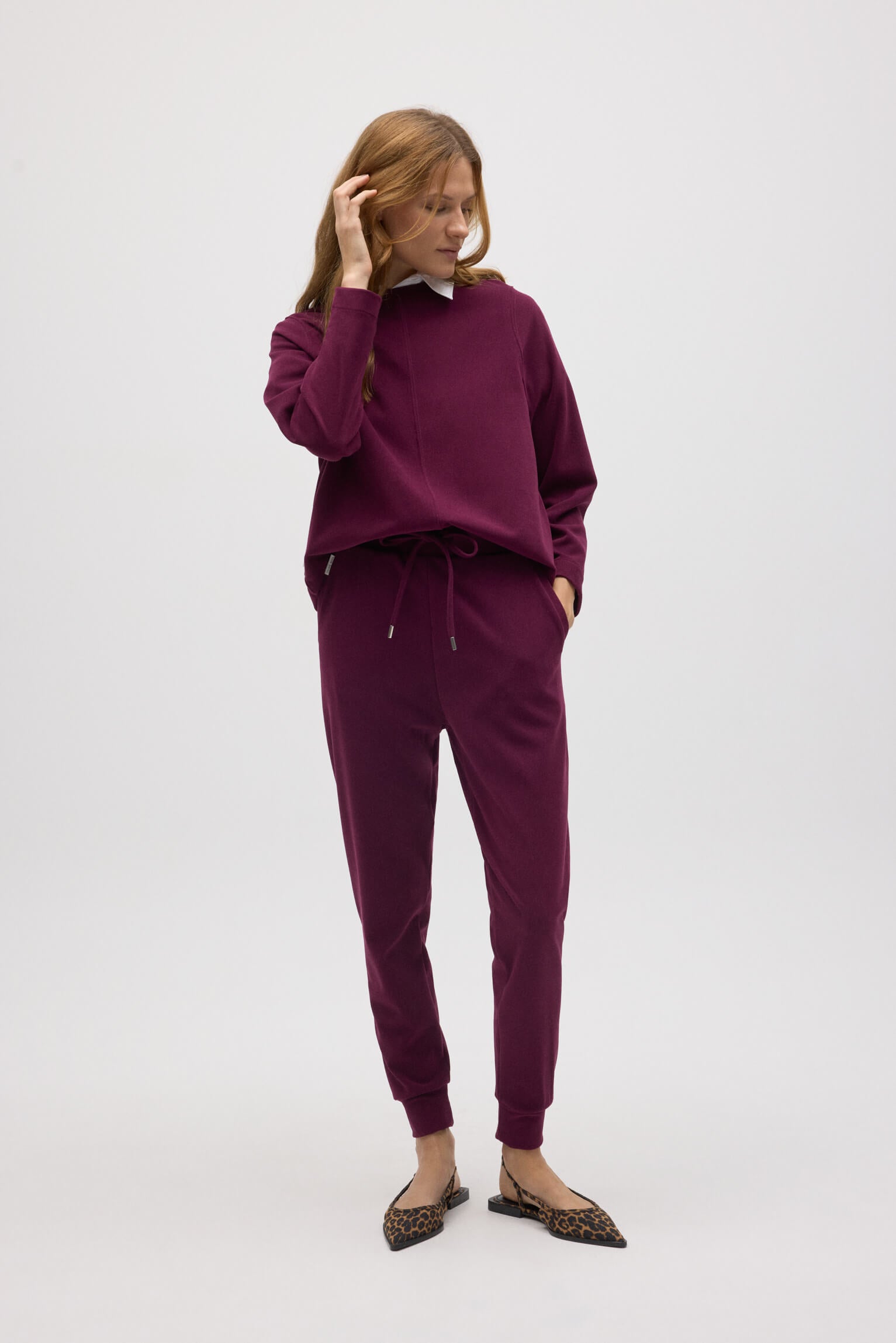 70670-1-pantalon-jogger-con-textura-burdeos