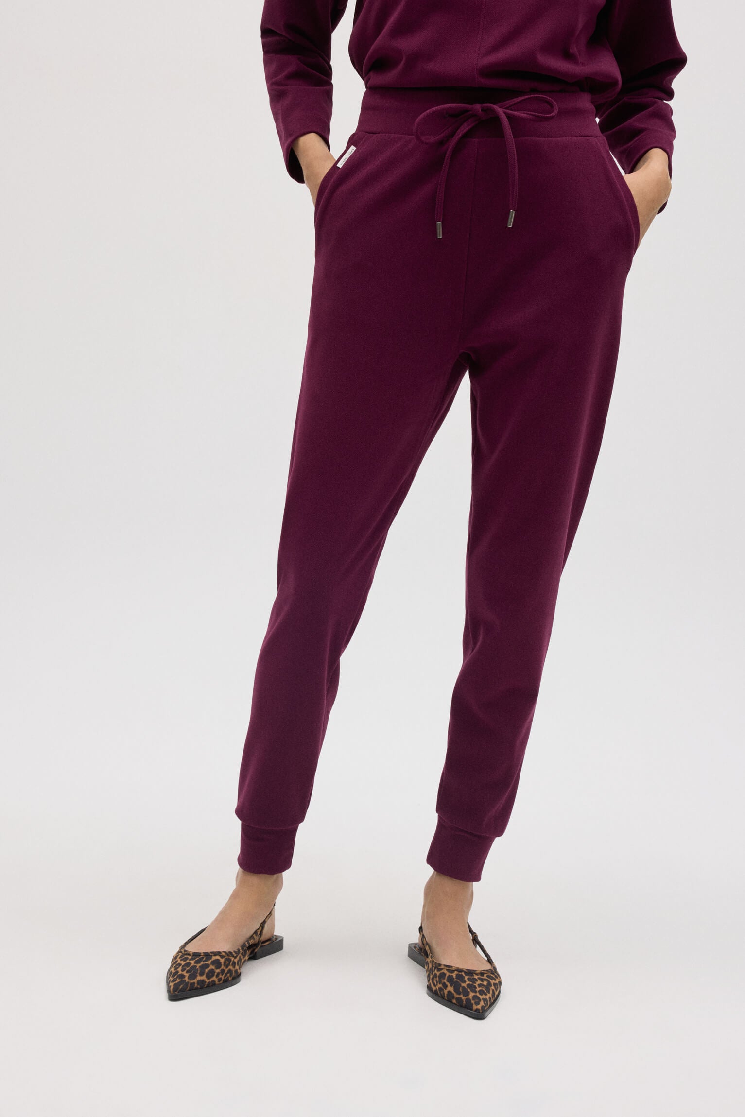 70670-2-pantalon-jogger-con-textura-burdeos
