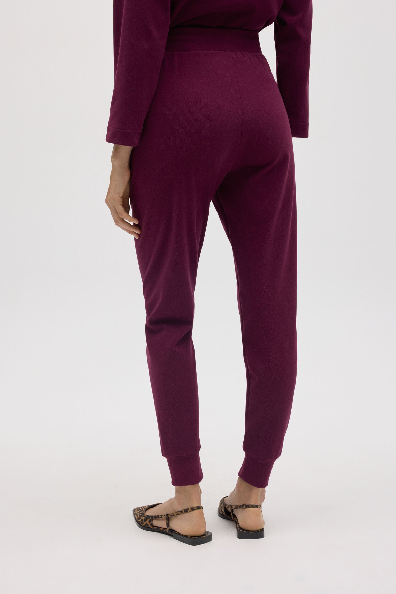 70670-3-pantalon-jogger-con-textura-burdeos