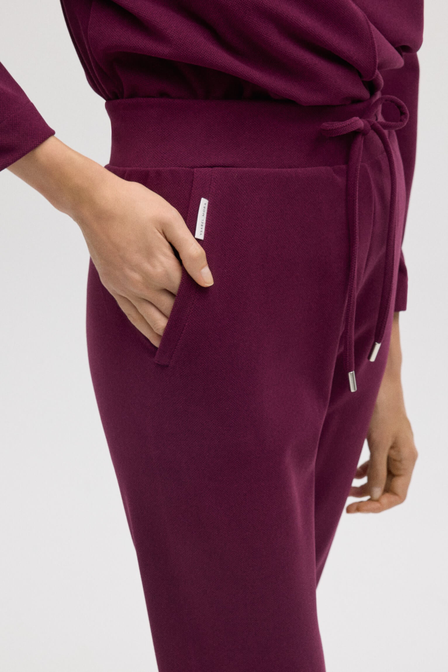 70670-4-pantalon-jogger-con-textura-burdeos