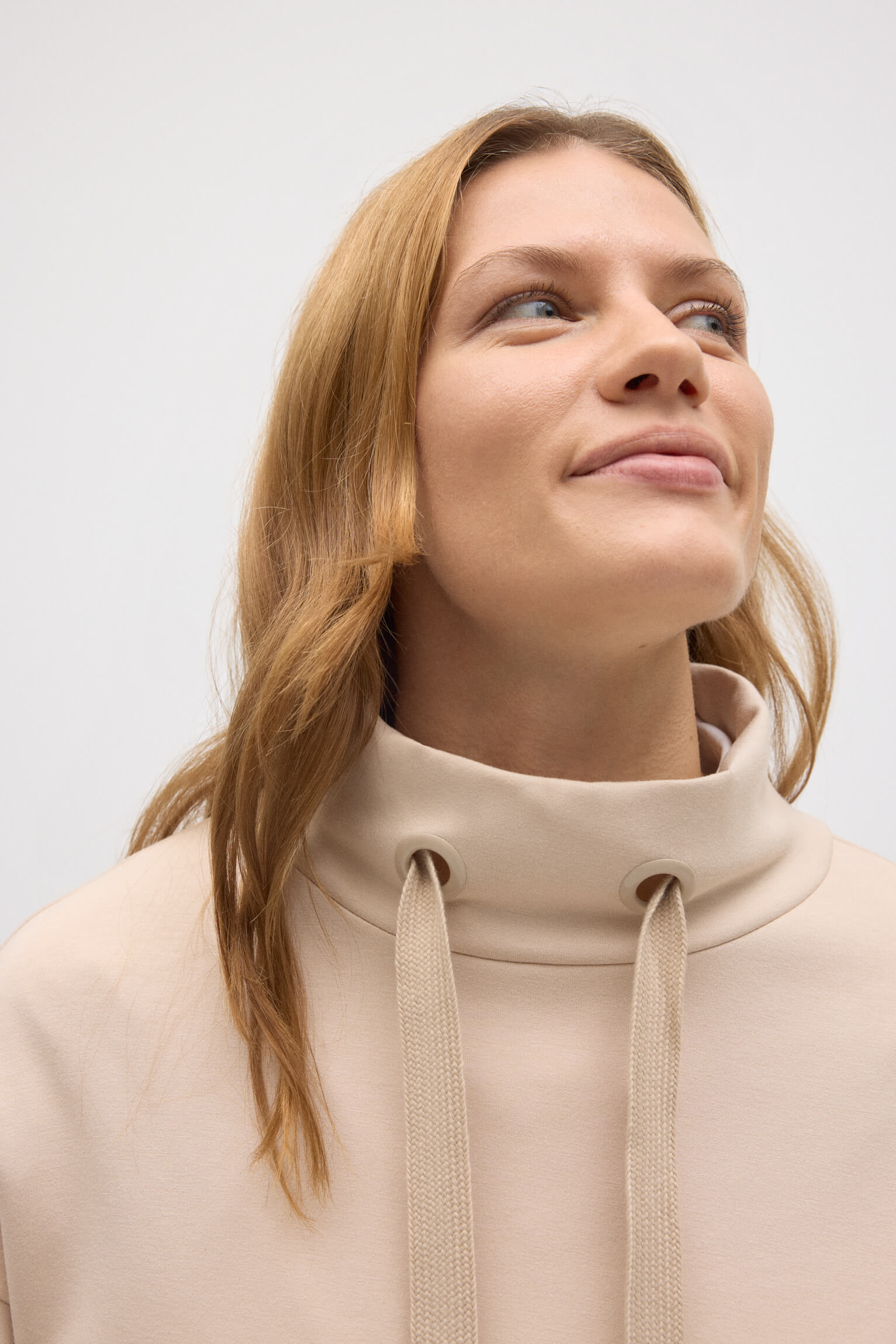 70674-5-sudadera-con-cuello-fluida-marfil