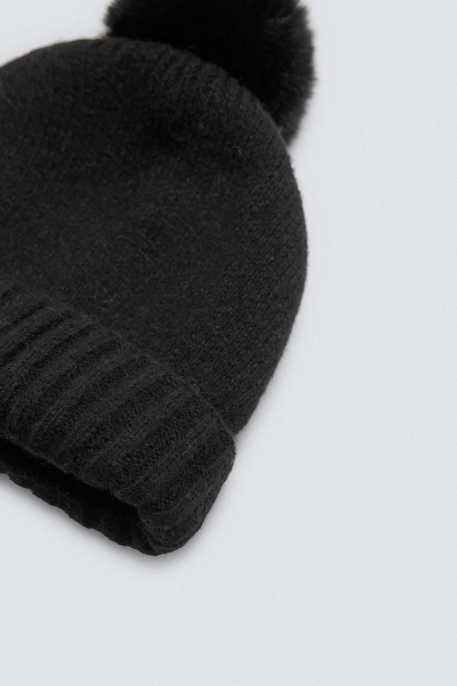 70688-2-gorro-con-pompon-negro