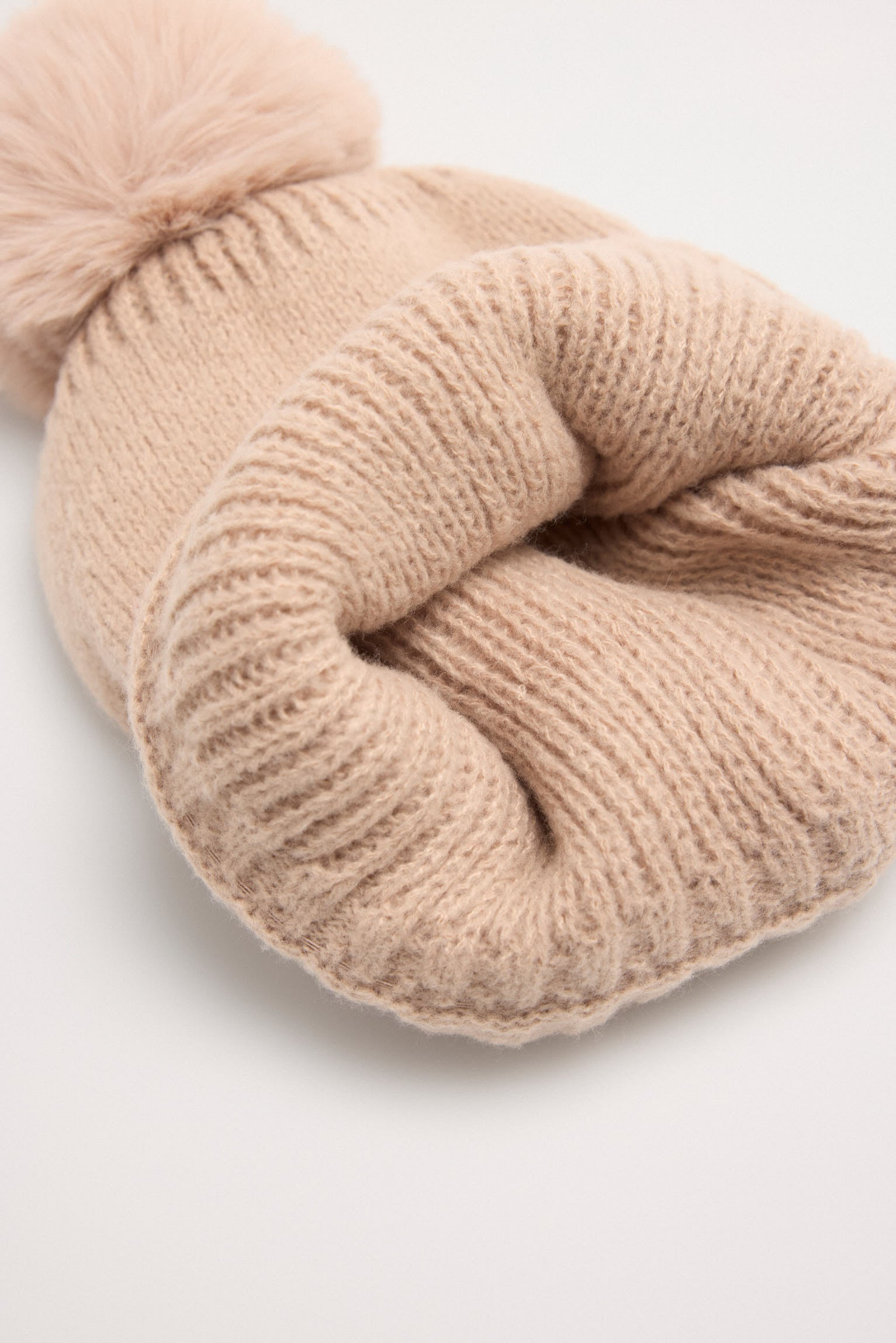70688-4-gorro-con-pompon-beige