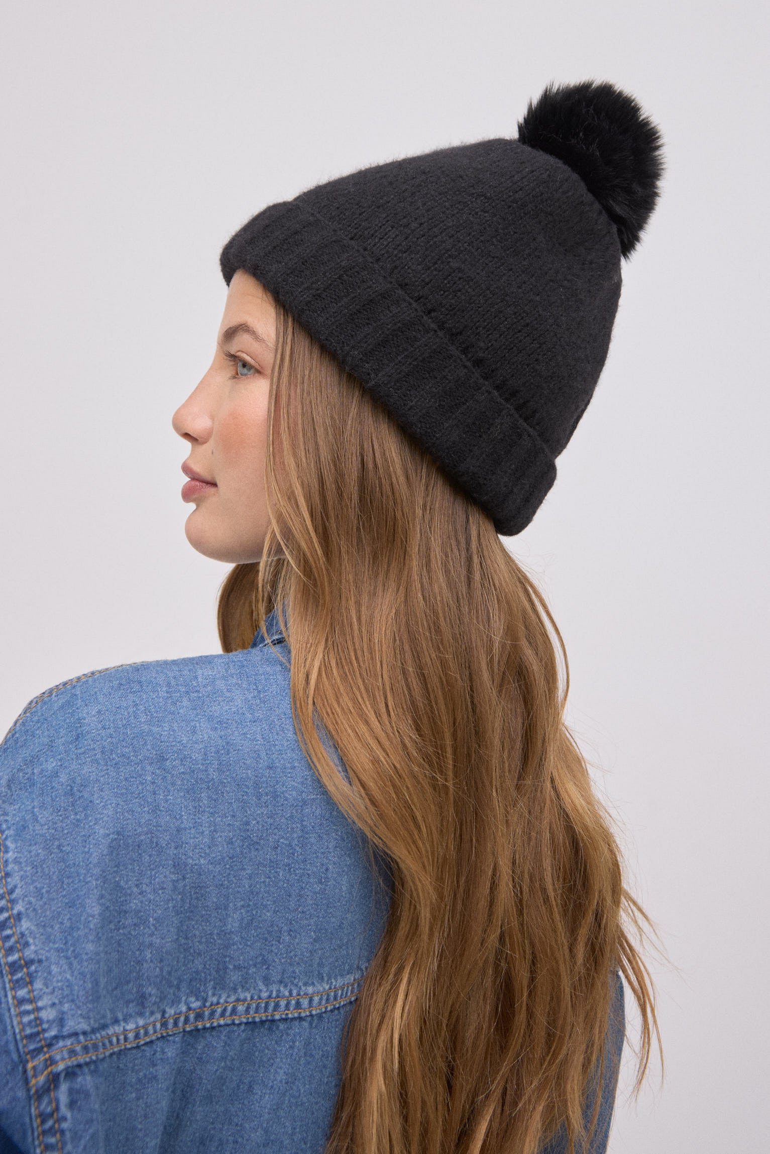70688-5-gorro-con-pompon-negro
