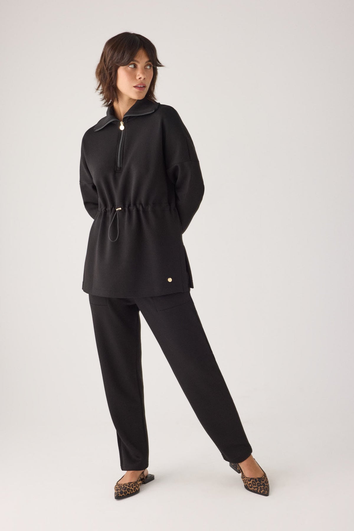 70744-black-pantalones-comodos-slim-afelpados-tiro-alto-bolsillos-negro