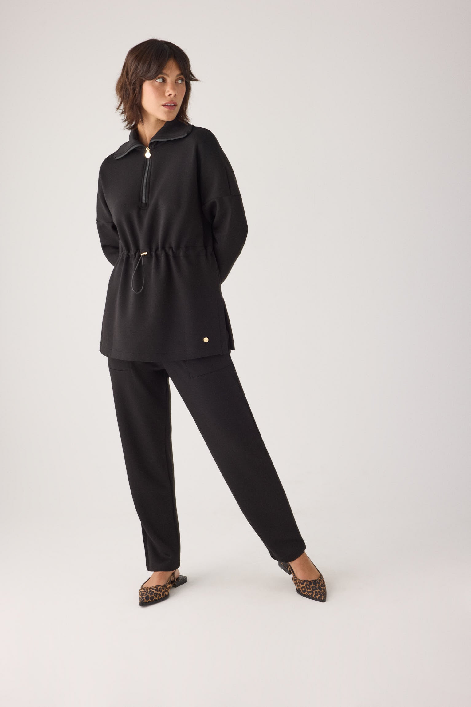 70744-black-pantalones-comodos-slim-afelpados-tiro-alto-bolsillos-negro