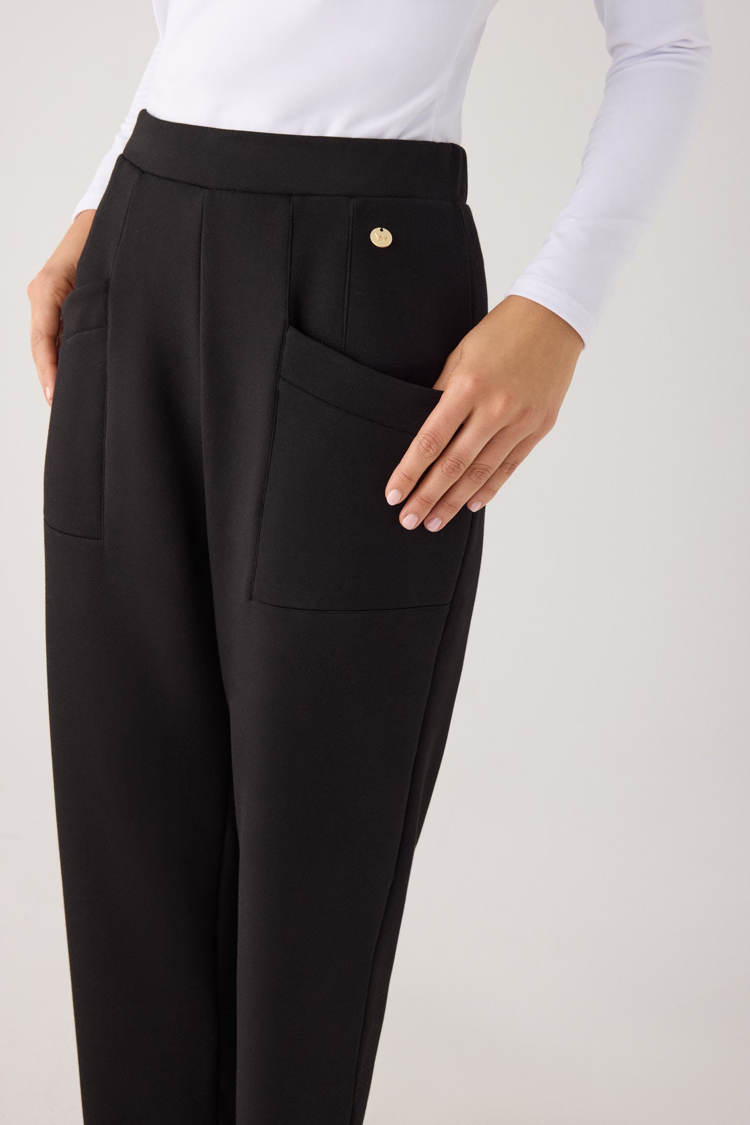70744-black-pantalones-comodos-slim-afelpados-tiro-alto-bolsillos-negro