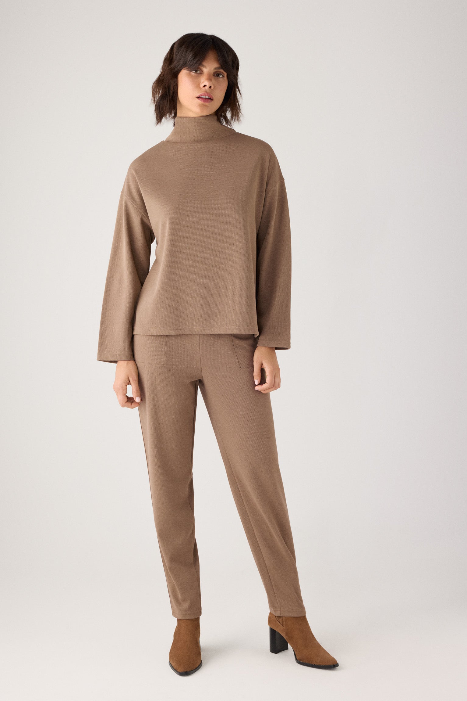 70749-khaki-medio-jersey-comodo-textura-pique-cuello-alto-camel
